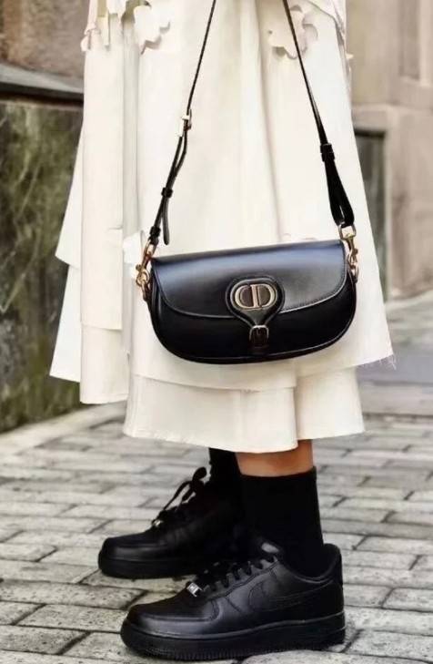 DIOR BOBBY EAST-WEST BAG (GWP) พรีเมี่ยมกิ้ฟ Limited Edition กระเป๋าสะพายขนาดกระทัดรัด น่ารักมากมาย วัสดุหนังแท้ (Calfskin) อะไหล่ทอง ตกแต่งด้านหน้ากระเป๋าแบบหัวเข็มขัด ประดับโลโก้ CD ด้านหลังสกรีนตัวอักษร "30 MONTAIGNE" มีช่องสำหรับเก็บของหนึ่ง