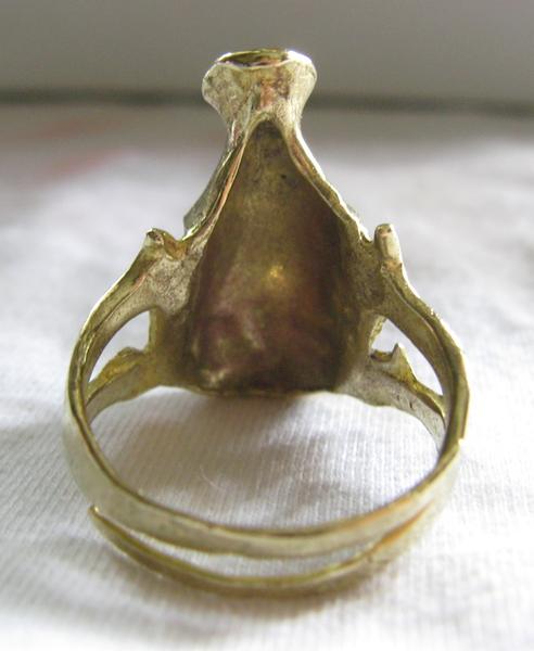 สินค้าหมดค่ะ แหวนพ่อแก่เนื้อทองเหลือง พร้อมใบคาถาค่ะ