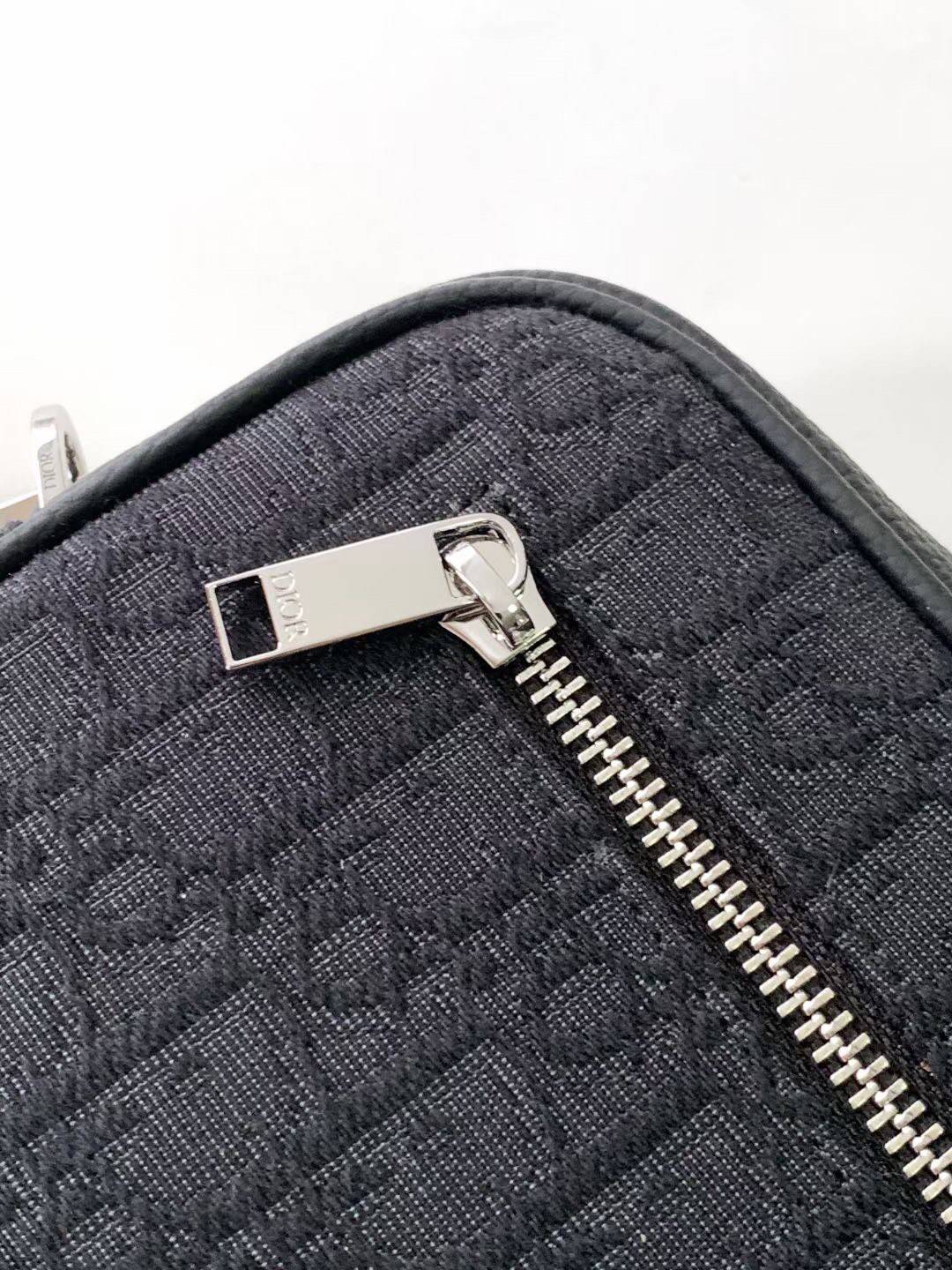DIOR TOILETRY BAG Oblique Jacquard / Dior Toiletry Handbag พร้อมส่ง กระเป๋าถือมีสายคล้องมือ สวยหรูหราเป็นเอกลักษณ์แบรนด์ **สินค้าเกรดท็อปออริจินอล 1:1 สลับแท้ เกรดดีสุด ใช้งานต่างประเทศได้