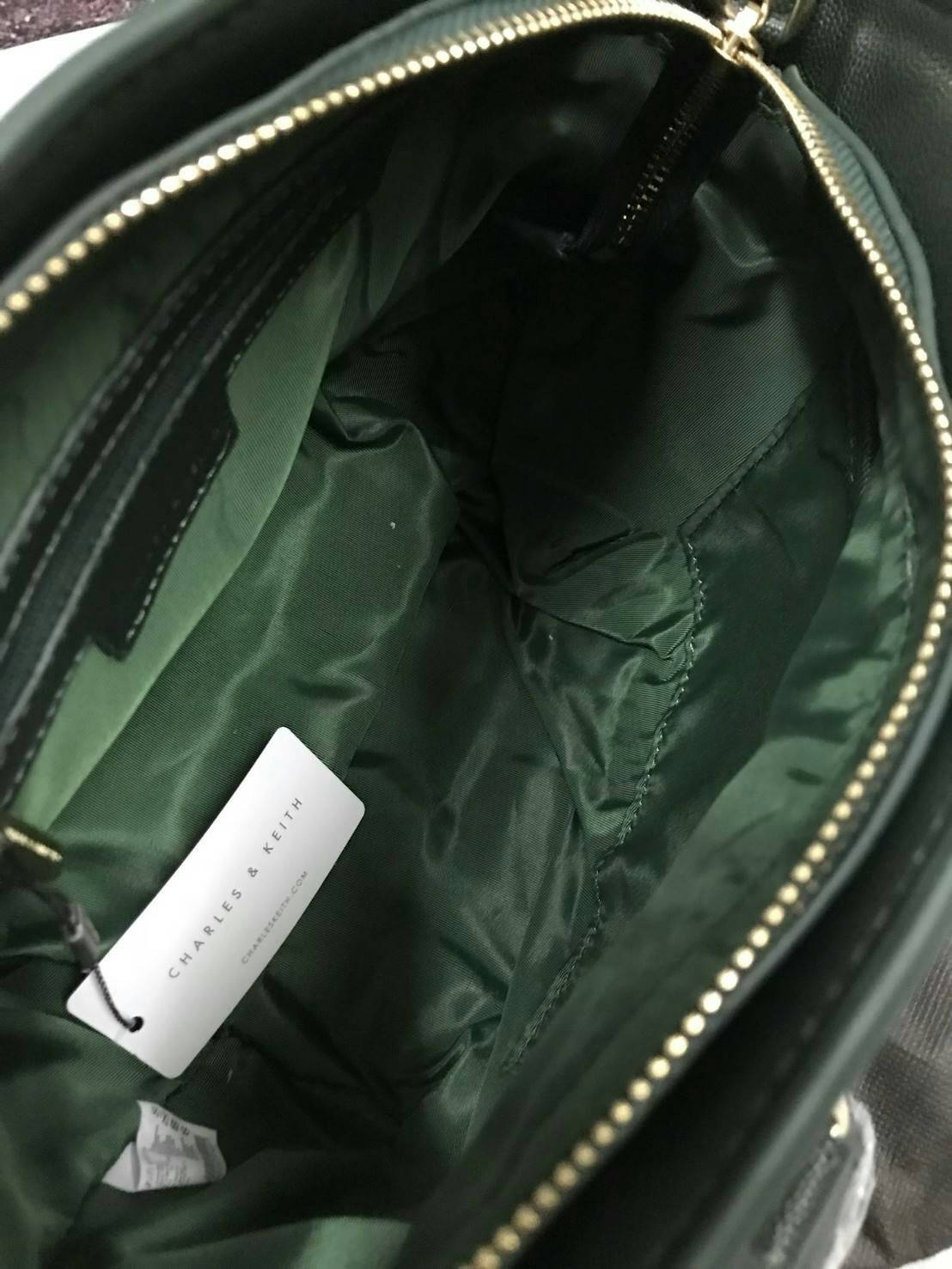 CHARLES & KEITH CURVED CITY BAG Re stock & Best seller กระเป๋าถือหรือสะพาย ขนาดกำลังดี วัสดุหนังPU ลายคาร์เวียร์ ตั้งอยู่ทรง มีหมุดรองฐาน เปิดปิดด้วยซิปเดียว ภายในมี 2 ช่องเล็ก และ 1 ช่องซิปด้านข้าง ใส่มินิ ไอแพด, กระเป๋าสตางค์ทรงยาวได้ ด้านหน้าประดับด้วย