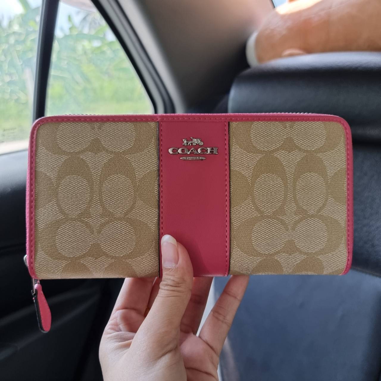 COACH F54630 ACCORDION ZIP WALLET IN SIGNATURE COATED CANVAS WITH LEATHER STRIPE กระเป๋าสตางค์ใบยาวรุ่นคลาสสิค คัดสีขายดีมาให้กันเลยจ้า ♥️ วัสดุหนังแคนวาสเคลือบลาย เปิด-ปิดด้วยซิปรอบ รูดใช้งานง่าย ใส่บัตรได้ มีช่องซิปใส่เหรียญ ใส่มือถือได้ พกใบนี้ใ