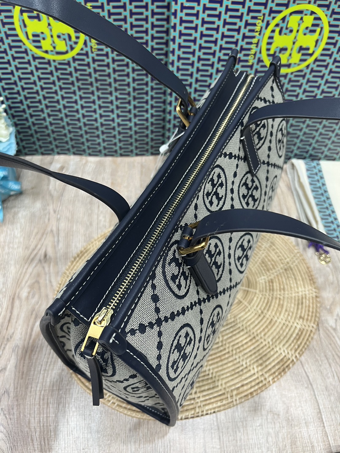 Tory Burch Small T Monogram Tote / TORY BURCH Shopper Tote Bag 32cm ใบใหญ่ กระเป๋าทรงโท้ท รุ่นใหม่ Square Tote ตกแต่งขอบด้วยหนังหรู มาพร้อมช่องเก็บของที่จุของได้มากมาย และสายจับกระเป๋าที่สามารถสะพายขึ้นไหล่ เหมาะสำหรับการใช้งานหลากหลายรูปแบบ รังสรรค์ลงบนก