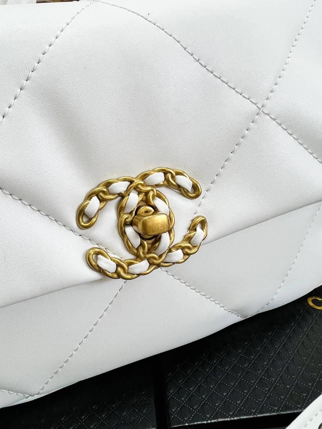 CHANEL 19 FLAP BAG / CHANEL LEATHER SHOULD BAG จำนวนจำกัด_หนึ่งในรุ่นที่สาวๆต้องมีค่า 🌟พร้อมส่ง ที่สุดของความคลาสสิค ห้ามพลาด ก่อนหมดค่ะ! กับกระเป๋าที่สามารถหิ้วได้