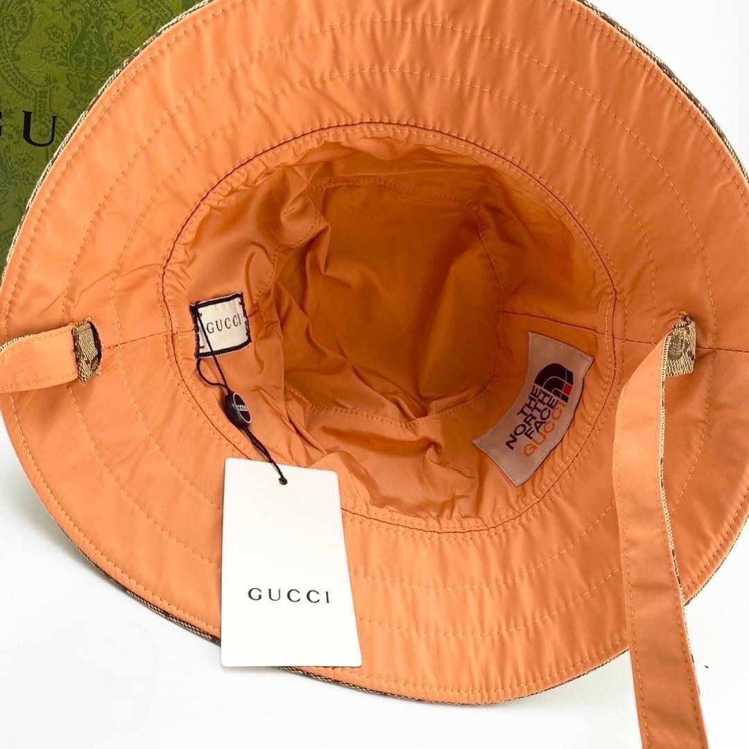 The North Face x Gucci GG canvas hat พร้อมส่งที่ไทย หมวกผ้าแคนวาสใส่ได้ 2 ด้าน พร้อมสายรัดคางเส้นยาว งานปักละเอียดคมชัด เกรดออริจินอล สวย คุ้มค่าค่ะ