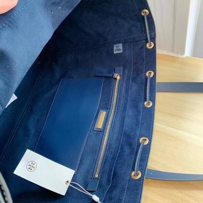 ใบใหญ่ TORY BURCH T MONOGRAM LARGE JACQUARD TOTE BAG กระเป๋าถือหรือสะพายรุ่นล่าสุดดีไซน์ยอดนิยมจาก TORY BURCH FACTORY OUTLET วัสดุ Woven Jacquard & Leather ทอลาย Jacquard Singnature แบรนด์รอบใบสวยอยู่ทรงเป็นเอกลักษณ์ เปิดปิดแบบ Drawstring ขนาดใหญ่มาก กว้า