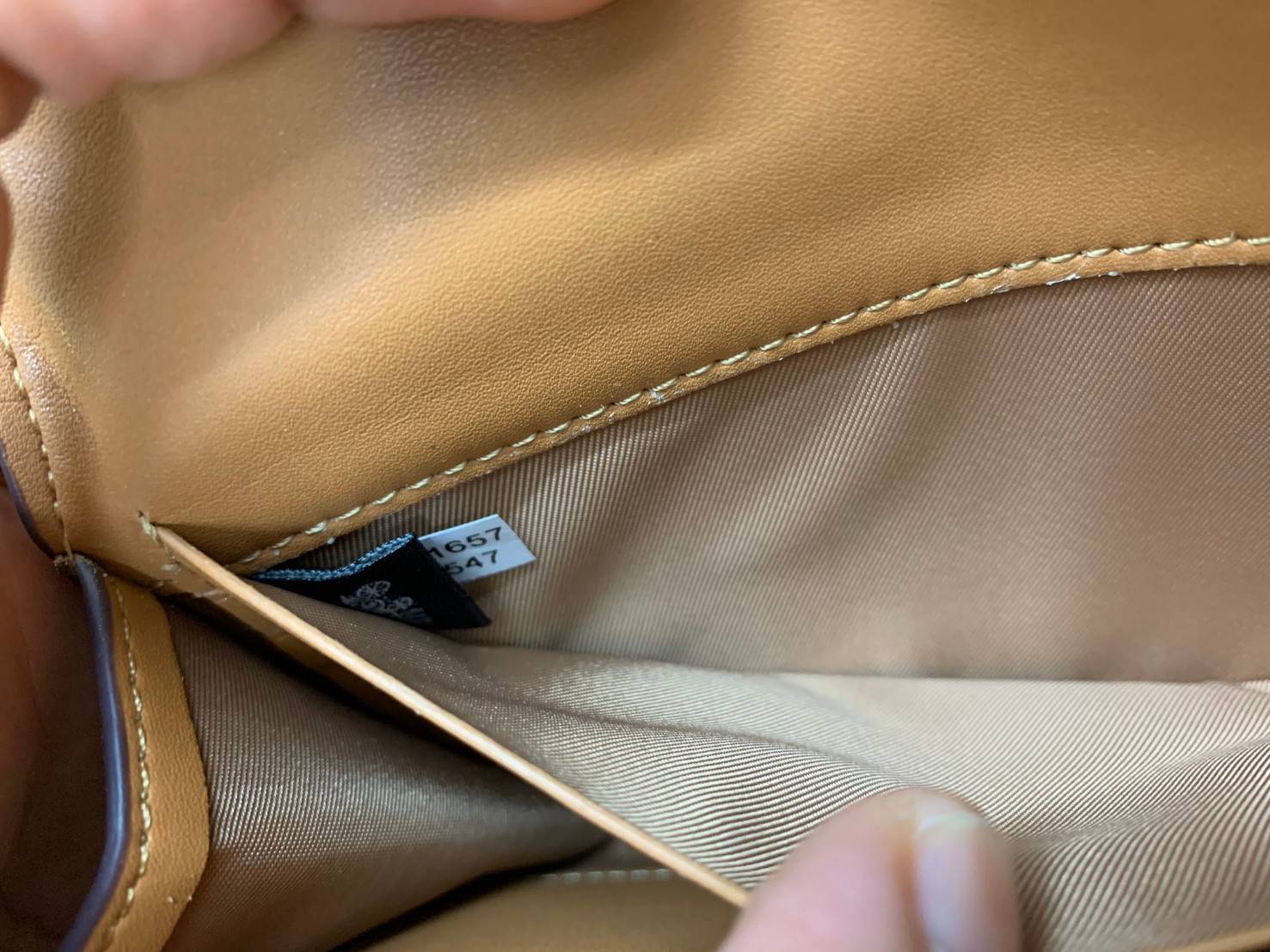 COACH SOFT WALLET BAG กระเป๋าสตางค์ใบยาว หนังชั้นแรก ลายcผสมหนังเรียบ แบบซองจดหมาย ฝาปิดเปิดแบบกระดุม มีช่องด้านหน้าหนึ่งช่อง ช่องใส่ธนบัตรตามยาวหนึ่งช่อง และช่องเสียบัตรต่างๆได้8ช่องค่ะ ด้านหลังเป็นช่องซิปยาวสำหรับใส่เหรียญนะคะ ใบขนาดพอดีมือ สีทูโทนน่าใช