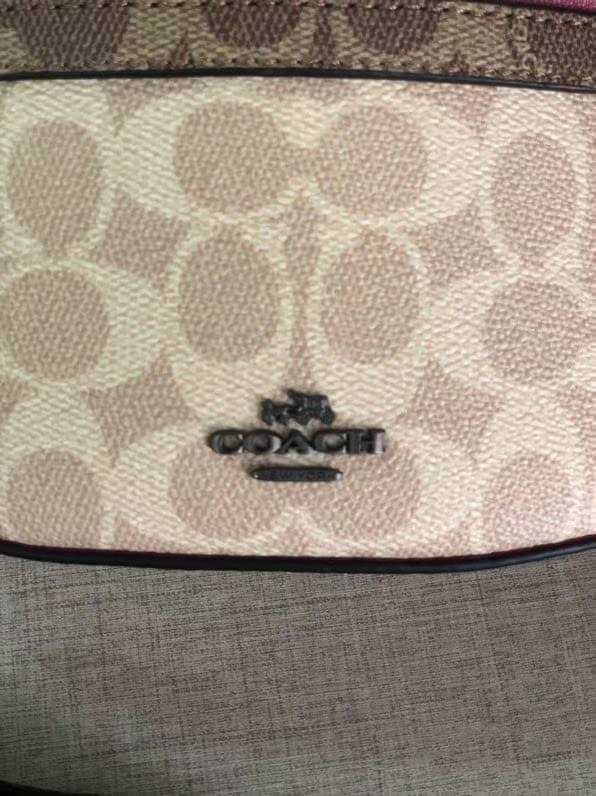 LIMITED EDITION !! COACH BELT BAG IN SIGNATURE WITH REXY BY GUANG YU กลับมาอีกครั้งกับ Coach X Disney สวยงามมากๆค่ะ คาดอก คาดเอวได้ ลาย C ตัดขอบหนังเรียบ มีช่องซิปทั้งหน้า//หลัง ใส่มือถือได้ทุกรุ่น;พาสปอร์ตได้ ;กระเป๋าเงินใบกลางได้;อื่นๆจำเป็นได้ครบค่ะ.