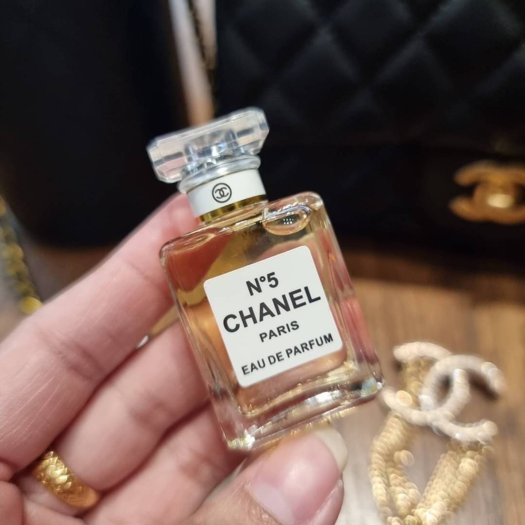 VIP 🥂 เซ็ทคือที่สุดของความคุ้ม CHANEL GIFT BOX SET สุดหรูชวนให้สะสม สุดยอดไอเท็มหายากพร้อมเสิร์ฟครบชุด สุดคุ้ม มาพร้อมกระเป๋าสะพายถึง 2 ใบ สุดหรูลิมิเต็ด หาไม่ได้ง่ายๆ ในคอลเลคชั่นภายในสีทอง และที่พิเศษยังมีน้ำหอมตัวท็อปมาให้อีก chanel no.5 ที่แสน