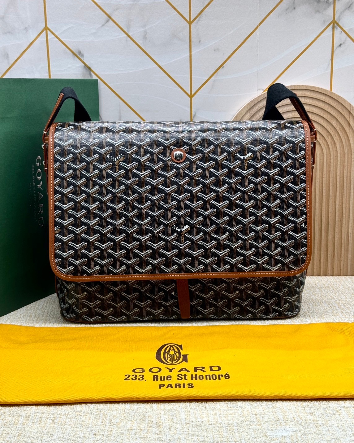 GOYARD Capetien MM Messenger Bag กระเป๋าแมสเซ็นเจอร์ใบใหญ่ ที่สุดของความหรู ตอบโจทย์การใช้งานจุของได้เยอะ เอกสาร แทปเล็ต พร้อมสายสะพาย ใช้งานง่าย ใบจริงสวยงามตามรูปค่ะ