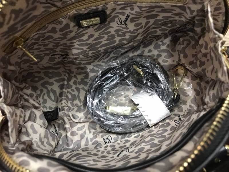 GUESS CROC SHOULDER BAG Best seller! กระเป๋าถือหรือสะพาย วัสดุ pu. ลาย Croc สวยหรูอยู่ทรง ขนาดกำลังดี เปิดปิดด้วยซิป ภายใน กว้าง ใส่ wallet ยาวได้ มีช่องซิป และช่องเล็ก หูหิ้วถอดได้ พร้อมสายสะพายยาวปรับได้ค่ะ