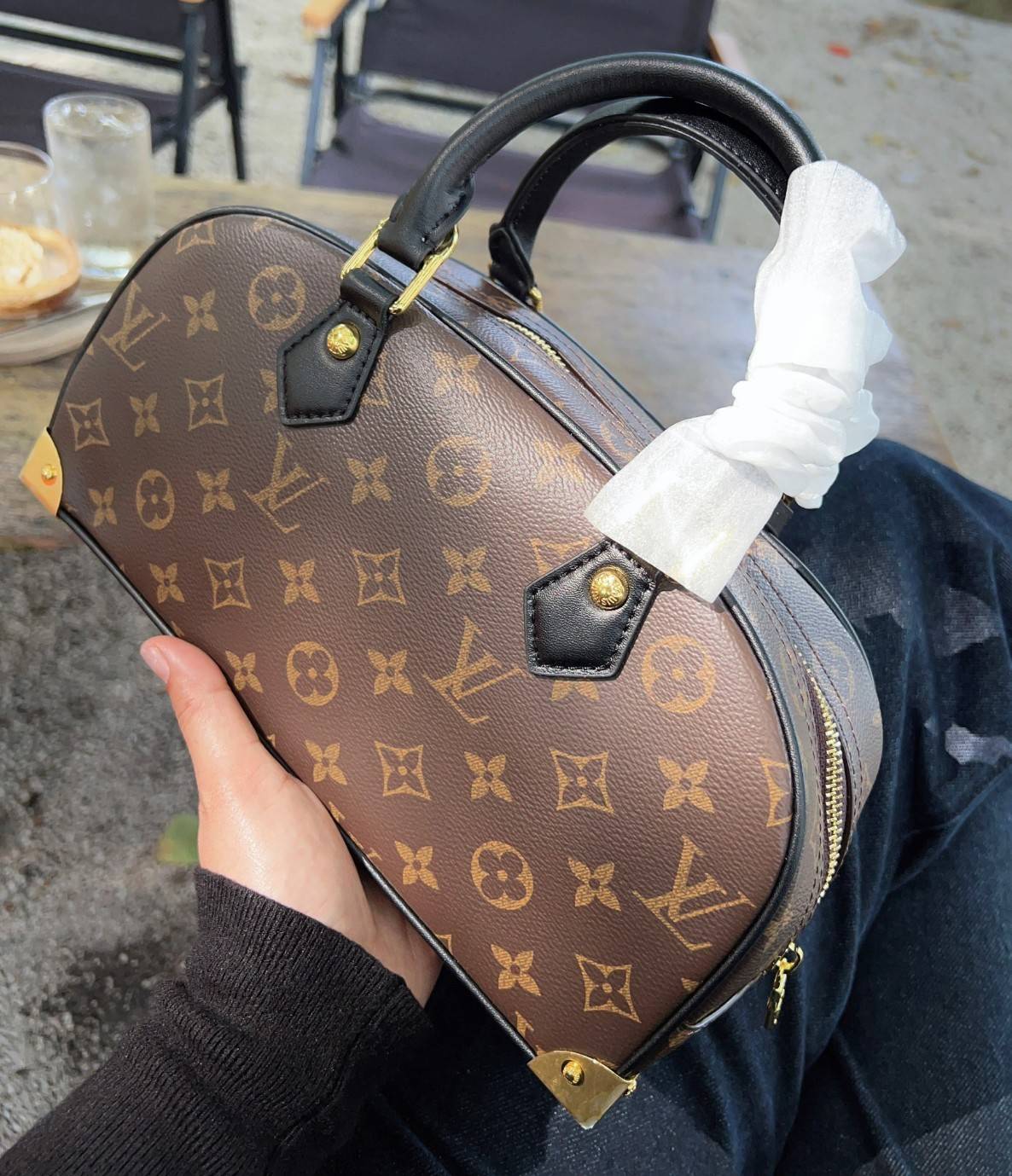 ORI หนังแท้ | LV x TM Handbag East West Murakami ซีซั่นนี้จะเป็นรุ่นไหนไปไม่ได้นอกจากรุ่นใหม่ล่าสุด พิมพ์ลายโมโนแกรมทั้งใบทรงล้ำสมัย หนังแท้นิ่มอย่างดี ประดับด้วยหมุดโลหะสีทองสุดหรูค่ะ