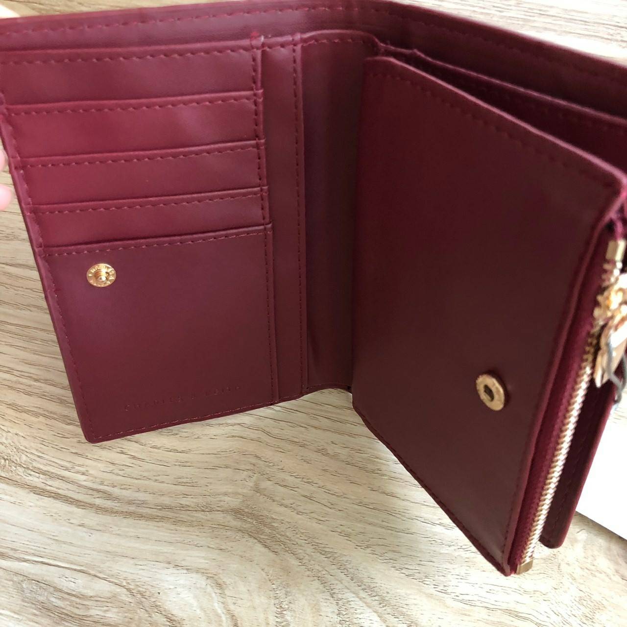 Charles & Keith Classic Snap-Button Wallet กระเป๋าสตางค์ใบสั้นพับ 2 ตอน ด้านหน้ามีโลโก้แบรนด์ เปิด - ปิดด้วยกระดุม ภายในมีช่องใส่ธนบัตร ช่องใส่บัตร และช่องซิปใส่เหรียญ