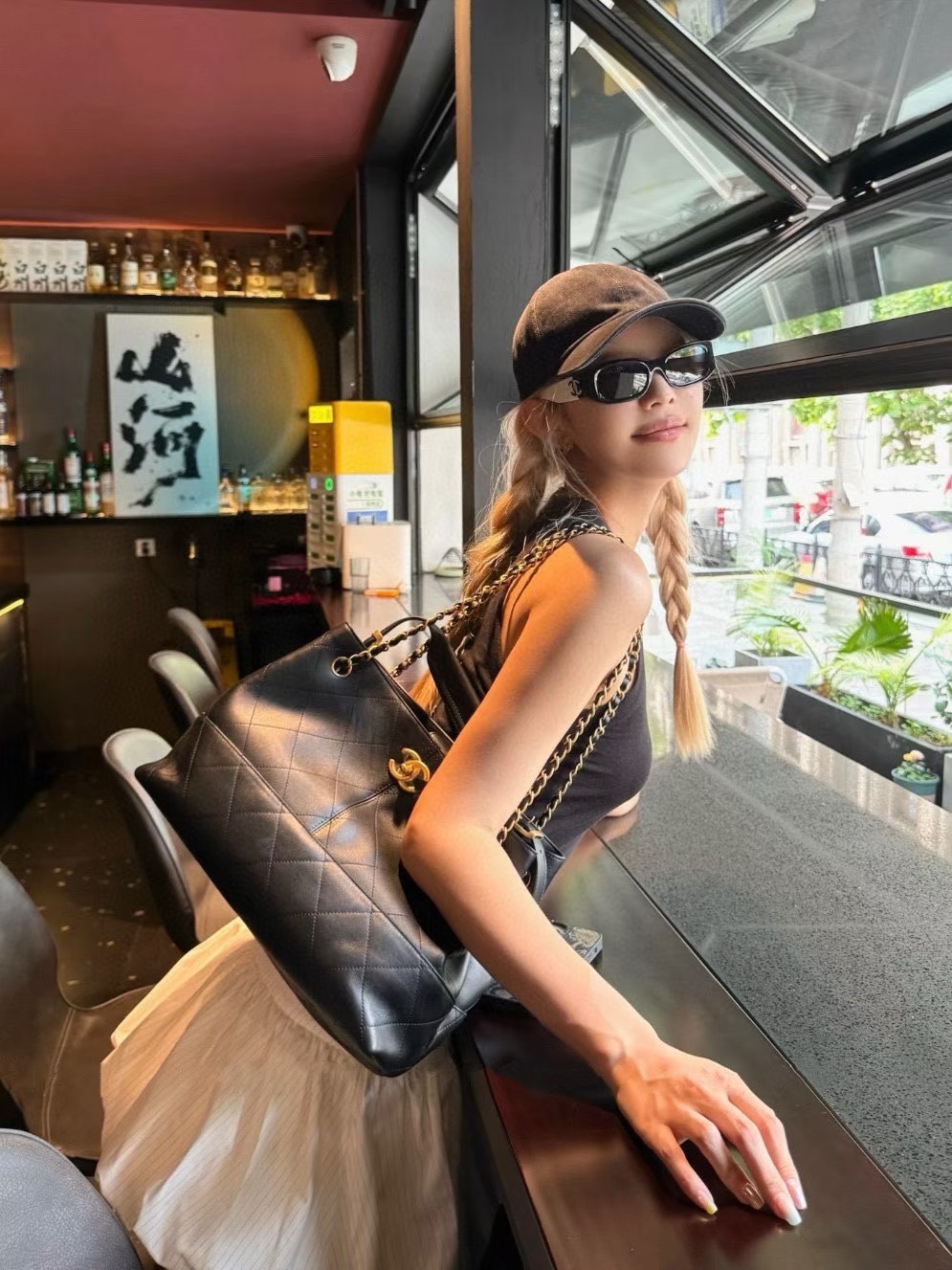 ORI หนังแท้ | CHANEL Shopping Bag 25A Suede Bag กระเป๋าช้อปปิ้งทรงโท้ทหนังกลับสีทูโทน ในคอล Métiers Dart 2024/25 ดีไซน์ใหม่หนังกำมะหยี่โทนน้ำตาล ใช้งานง่าย