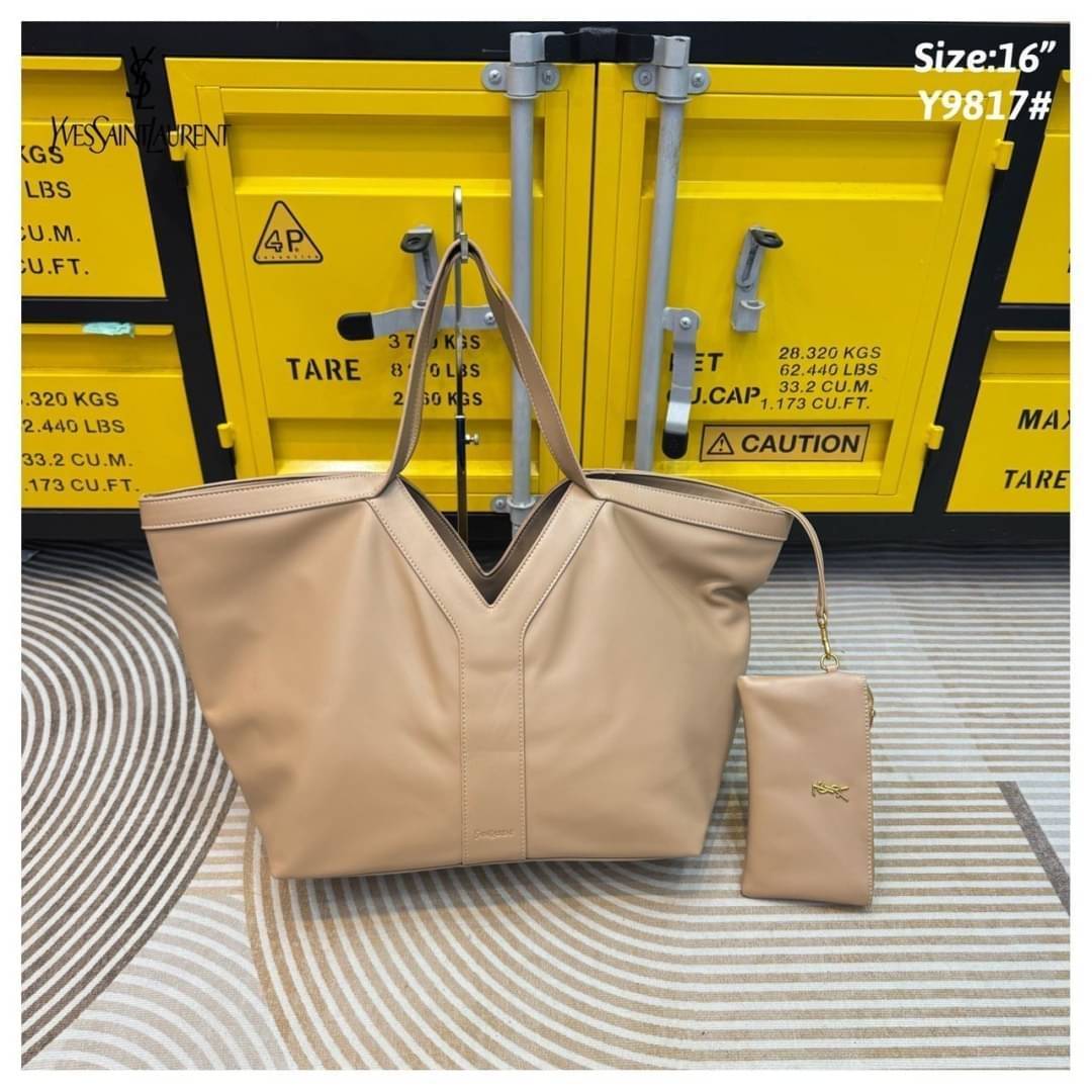 YSL Y TOTE IN LEATHER BAG กระเป๋าสะพายทรงโท้ทใบใหญ่ รุ่นใหม่ล่าสุด งานหนังสวยเต็มใบ ดีไซส์เรียบหรูดูแพงอย่างแท้จริง ภายในโล่งกว้างมาก จุของได้เยอะสุด เอาใจสายแบกแต่ยังคงความหรูไว้ในตัวอย่างแน่นอน