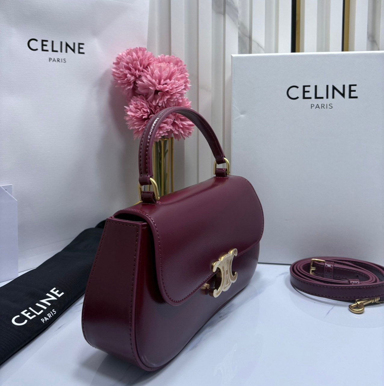 CELINE LOLA TEEN bag in glossy leather กระเป๋าทรงโฮโบรุ่นใหม่ หนังแท้ขึ้นเงาสวยก่อนใคร ดีไซส์ใหม่มุมโค้งมน สวยละมุนเป็นคุณหนูน่าทะนุถนอม มีหูจับและสายสะพายยาว