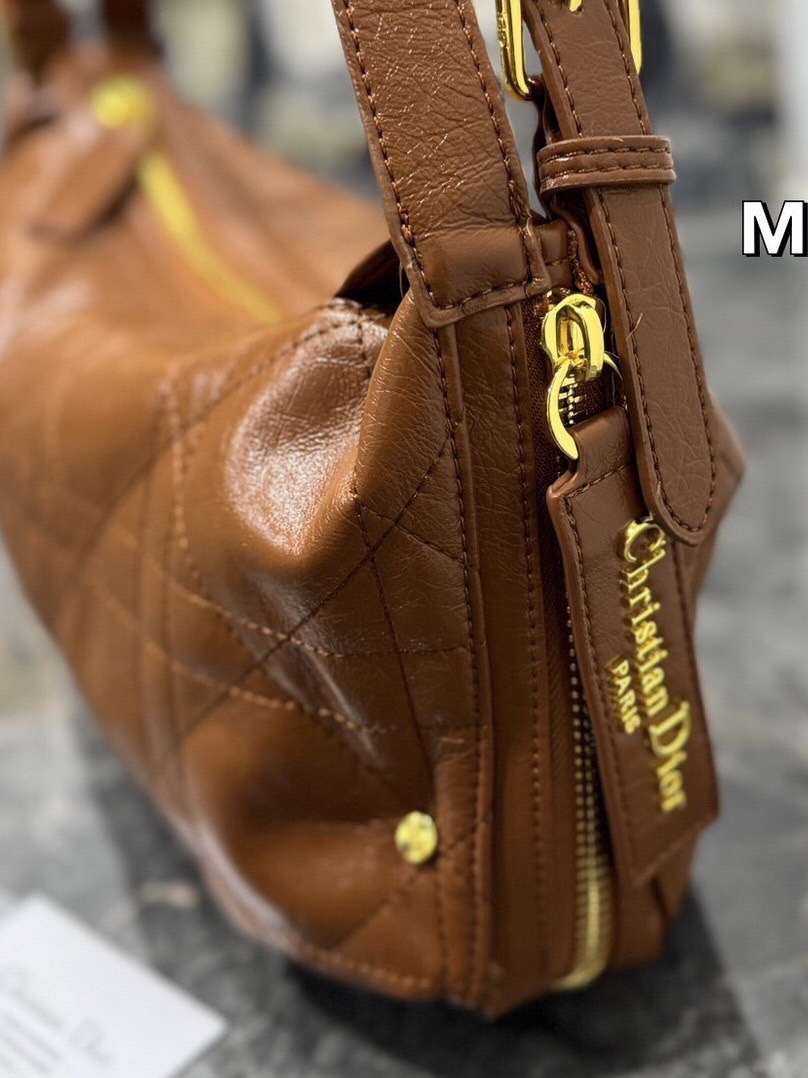 Dior Medium D-Journey Bag 35cm กระเป๋าสะพายนิยามใหม่ดีไซน์ทันสมัย โดดเด่นด้วยรูปทรงโฮโบที่มาพร้อมกับดีไซน์ที่นุ่มนวลและทันสมัย ดีเทลดูดีมีกิมมิคในตัว ภายในโล่งกว้าง