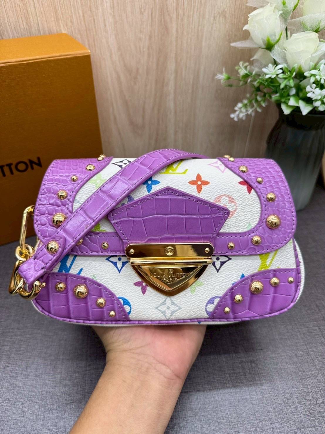 ORI หนังแท้ | Lv Marilyn White Multicolor Monogram Canvas Shoulder Bag กระเป๋าสะพายสไตล์วินเทจ ดีไซน์สีสันสดใสน่ารัก มีชีวิตชีวา โดดเด่นด้วยตัวล็อคด้านหน้าแบบกดขนาดใหญ่ จะถือแบบคล้องแขนหรือสะพายไหล่ก็ได้