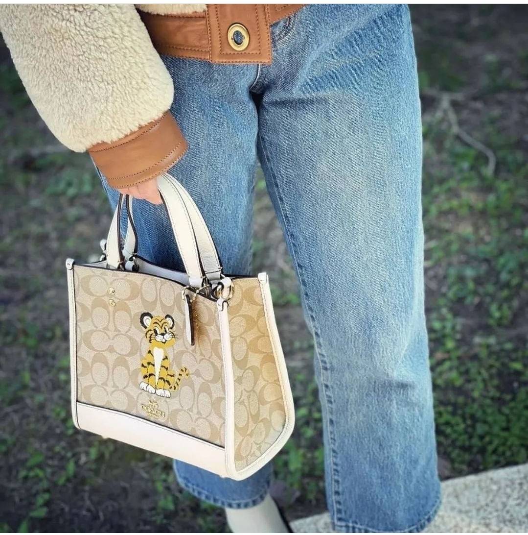 COACH C7001 DEMPSEY TOTE 22 IN SIGNATURE CANVAS WITH TIGER 🐯🐯 คอลเลคชั่นฉลองปีเสือต้องมาจ้า กับรุ่นคลาสสิค กระเป๋าทรงโท้ท ขนาดน่ารักน่าใช้มากๆ ดีไซน์น้องเสือจิ้มลิ้มดึงดูดสายตามากๆ ฟังก์ชั่นการใช้งานสะดวก มีทั้งสายคล้องในตัว และสายครอสบอดี
