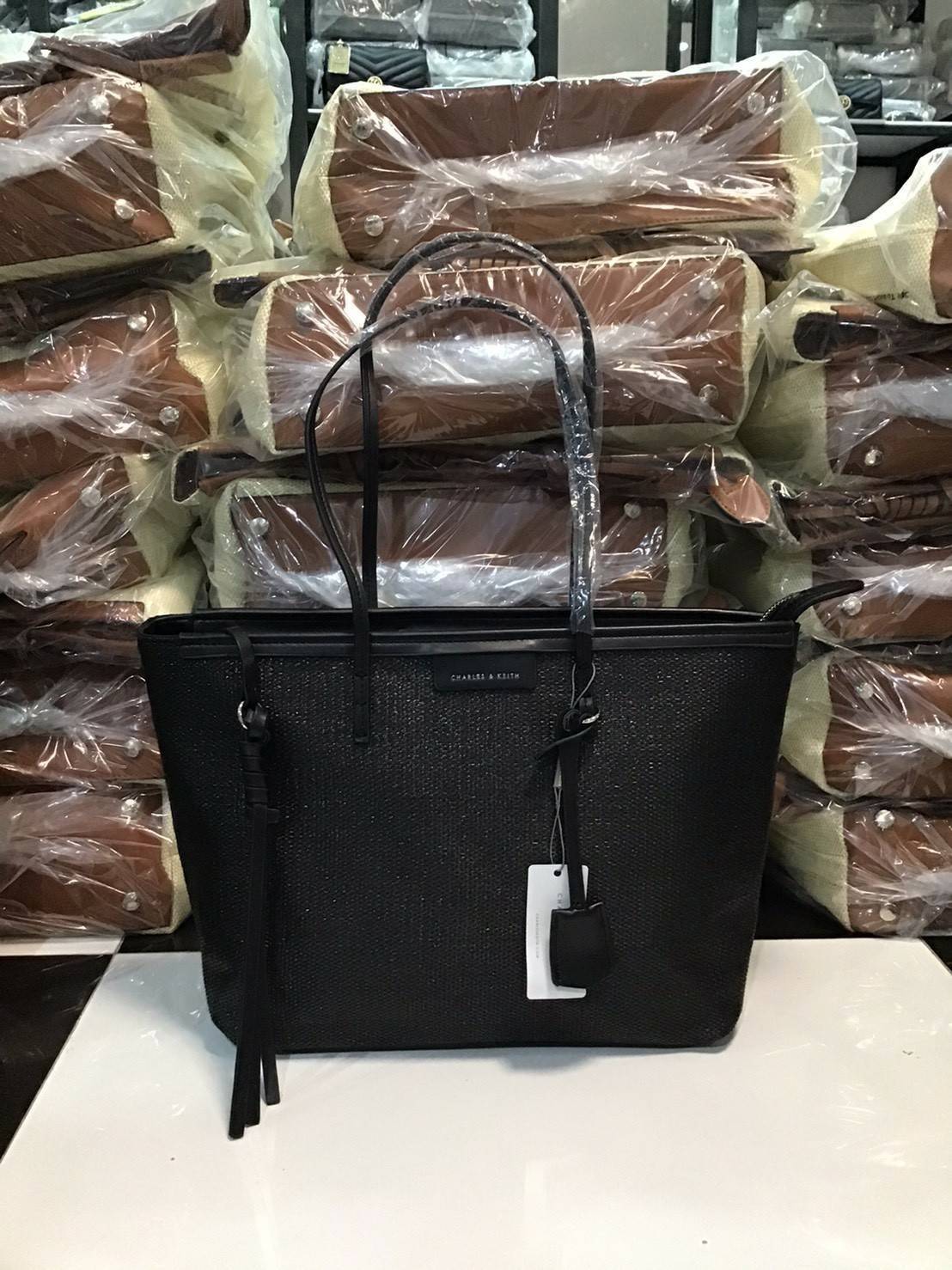 Charles & Keith Black Textured Tote Bag ฮอตฮิตตลอดกาลสำหรับรุ่นนี้ รุ่นยอดนิยม!! มากี่รอบกี่รอบก็ขายดี ใครไม่มีรุ่นนี้ติดตู้ไว้ถือว่าเชยมาก(!!) กระเป๋าสะพายทรง Shopping bag ใบใหญ่จุของได้ใจ น้ำหนักเบา โดดเด่นด้วย Textured วัสดุสานรอบใบ ตัดขอบหนัง สวยอยู่ท