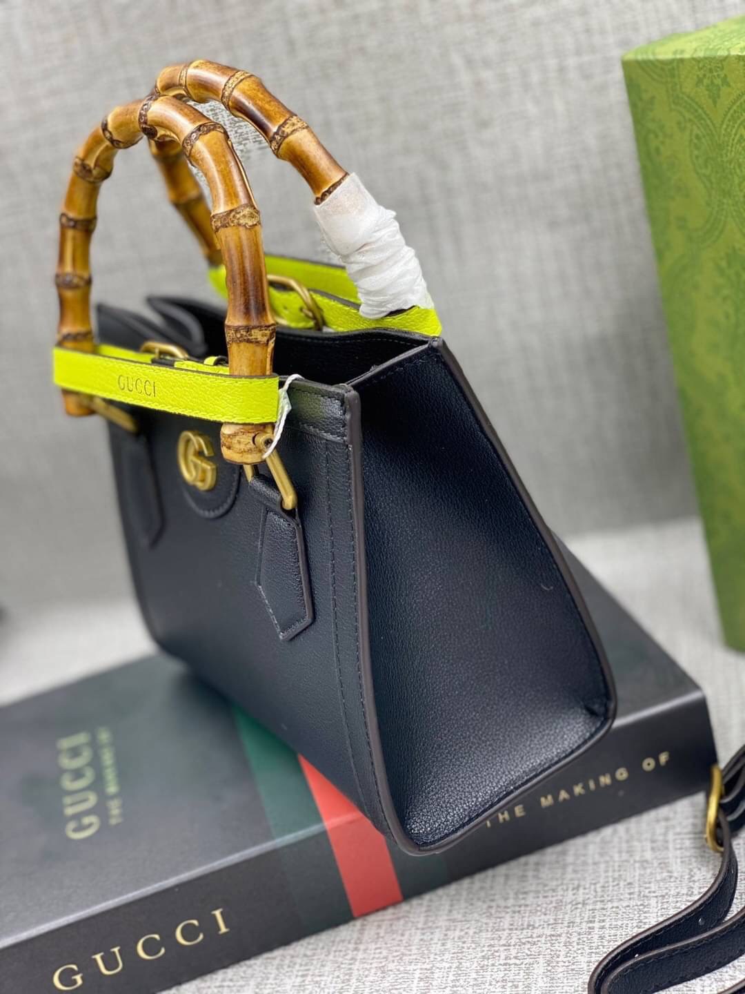 VIP GIFT 】หนังแท้ GUCCI Diana mini tote bag กระเป๋างานหูไม้ไผ่สุดคลาสสิก ดีไซน์มาใหม่พร้อมเข็ดขัดหนังสีสะท้อนแสงประดับตรงหูกระเป๋า ขนาดมินิกำลังน่ารักเลยค่ะ วัสดุหนังแท้ อะไหล่ทอง งานสวยตั้งอยู่ทรง มีสายสะพายยาว 1เส้น สามารถปรับระดับได้-ถอดได้ งานเก๋ไก๋ที