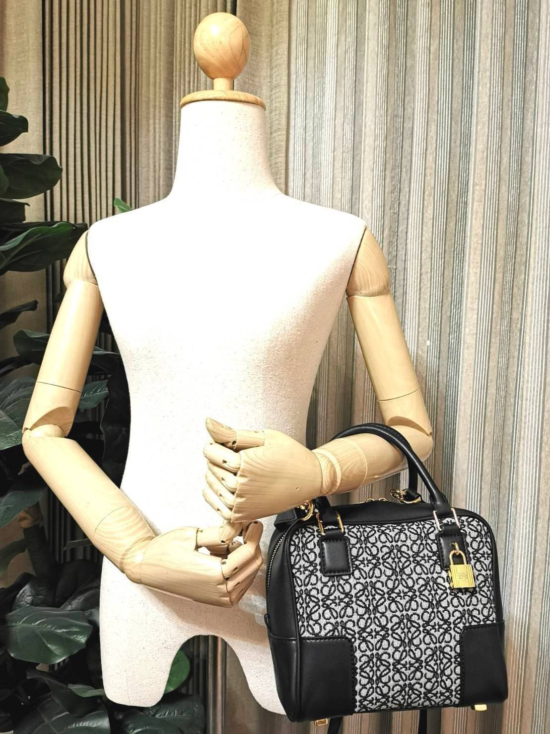 LOEWE ANAGRAM BAG VIP GIFT WITH PURCHASE (GWP) ไอเท็มใหม่! ดีไซน์สวยหรูคงเอกลักษณ์ด้วยวัสดุ Anagram Canvas Jacquard Fabric ผสมผสานหนังแท้ Calfskin ลงตัวสุดคลาสสิค เปิดปิดด้วยซิปแบรนด์อะไหล่ทองขนาดกำลังดี น้ำหนักเบา ใส่กระเป๋าสตางค์ใบยาว มือถือ ของใช้ได้เย