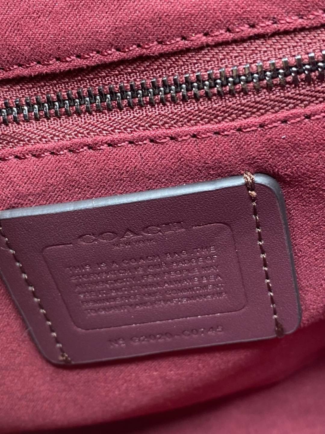 Coach Printed Coated Canvas And Glovetaanned เข้าเพิ่ม 4 แบบ มี 2สาย สายหนังและสายสปอร์ต สุดคุ้มเลยค่าา พร้อมส่งที่ไทยอีกครั้ง ฮอตฮิตไม่เลิกค่ะ ถามหากันเยอะมาก! กระเป๋าสะพายครอสบอดี้ร์ วัสดุหนังแท้ชั้นดีที่สุด! หนังสวย บวกกับอะไหล่แบรนด์ที่ดูเด่นคลาสสิคตร