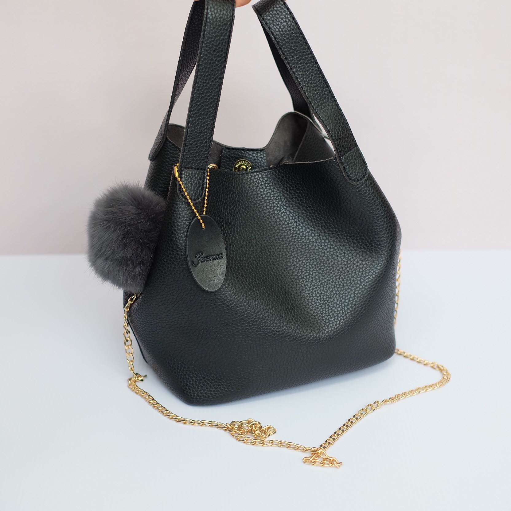 รุ่นใหม่ล่าสุดจาก แบรนด์ Berke สวย หรู เวอร์วัง อีกแล้วค่า กับกระเป๋า 2 in 1 ปรับเก็บทรง ได้ถึง 2 แบบ มาพร้อมพวงกุญแจ ปอมปอม ฟรุ้งฟริ้ง น่ารักมาก คะ ตัวกระเป๋าเป็นหนัง PU อย่างดี เนื้อนิ่ม สามารถสะพายได้หลายรูปแบบ มีสายยาวให้คะ ใบนี้บอกเลย สวย คุ้มเกินราค