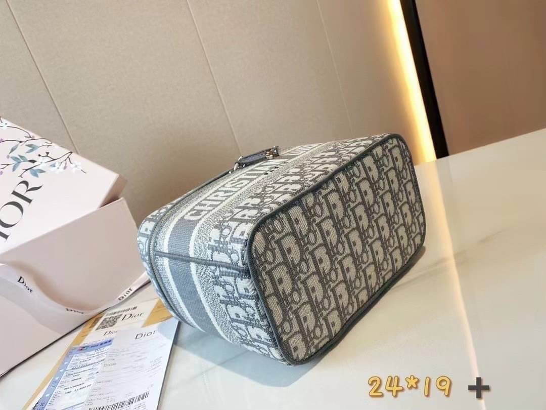 DIOR TRAVEL VANITY CASE Oblique Embroidery กระเป๋าใส่เครื่องสำอางค์ สวยคลาสสิคขนาดกำลังดี พกพาสะดวก ใช้งานง่ายสุดๆ วัสดุงานทอละเอียดคุณภาพดี ภายในเป็นช่องโล่ง ใบจริงงานสวยเกินเบอร์!! สวยงามเกินราคา ไม่ผิดหวังจ้า