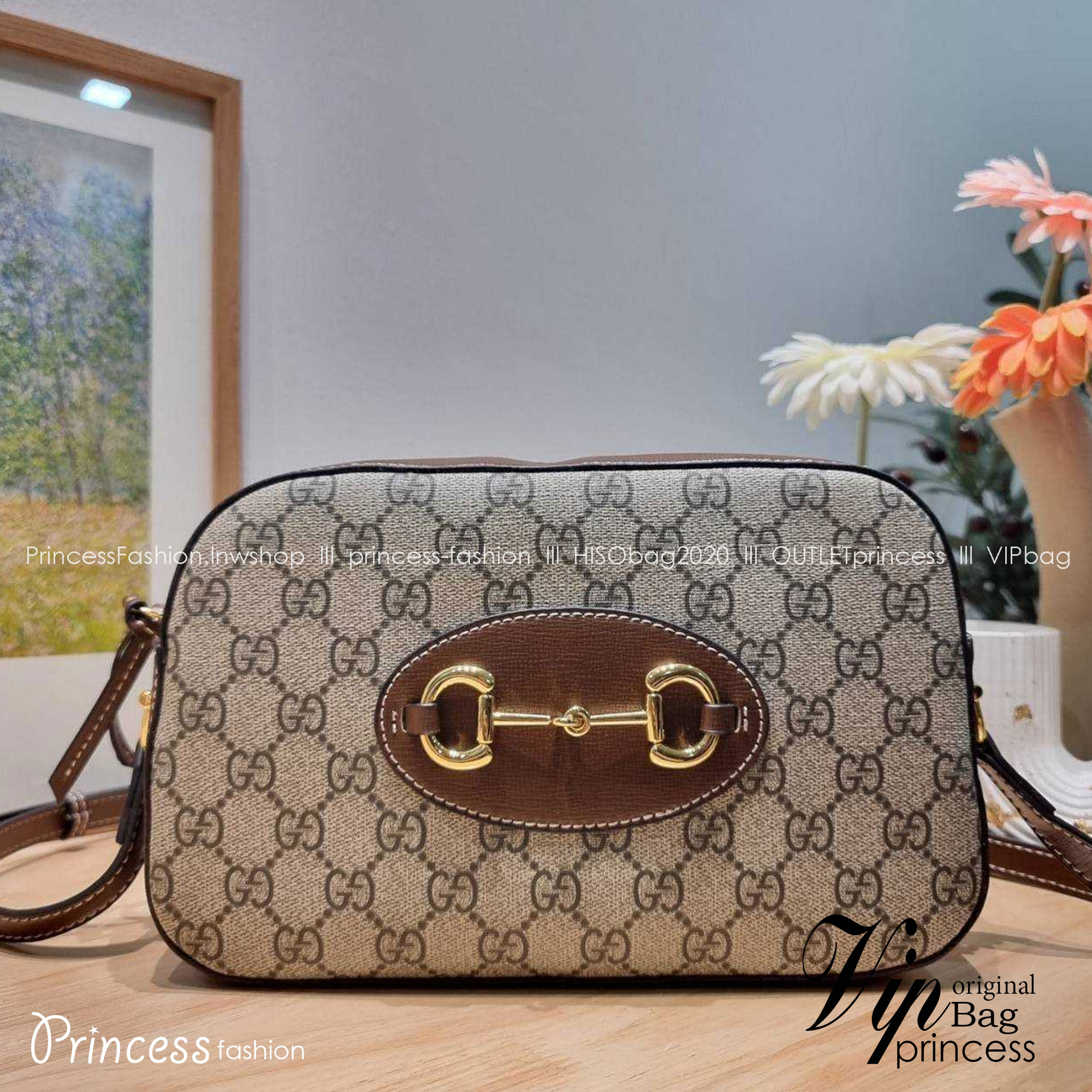 GG HORSEBIT 1955 SMALL SHOULDER BAG ที่สุดของความคลาสสิค กับกระเป๋าสะพายทรง camera ที่ใช้งานง่ายและคล่องตัว โดดเด่นด้วยอะไหล่โลโก้วินเทจเอกลักษณ์