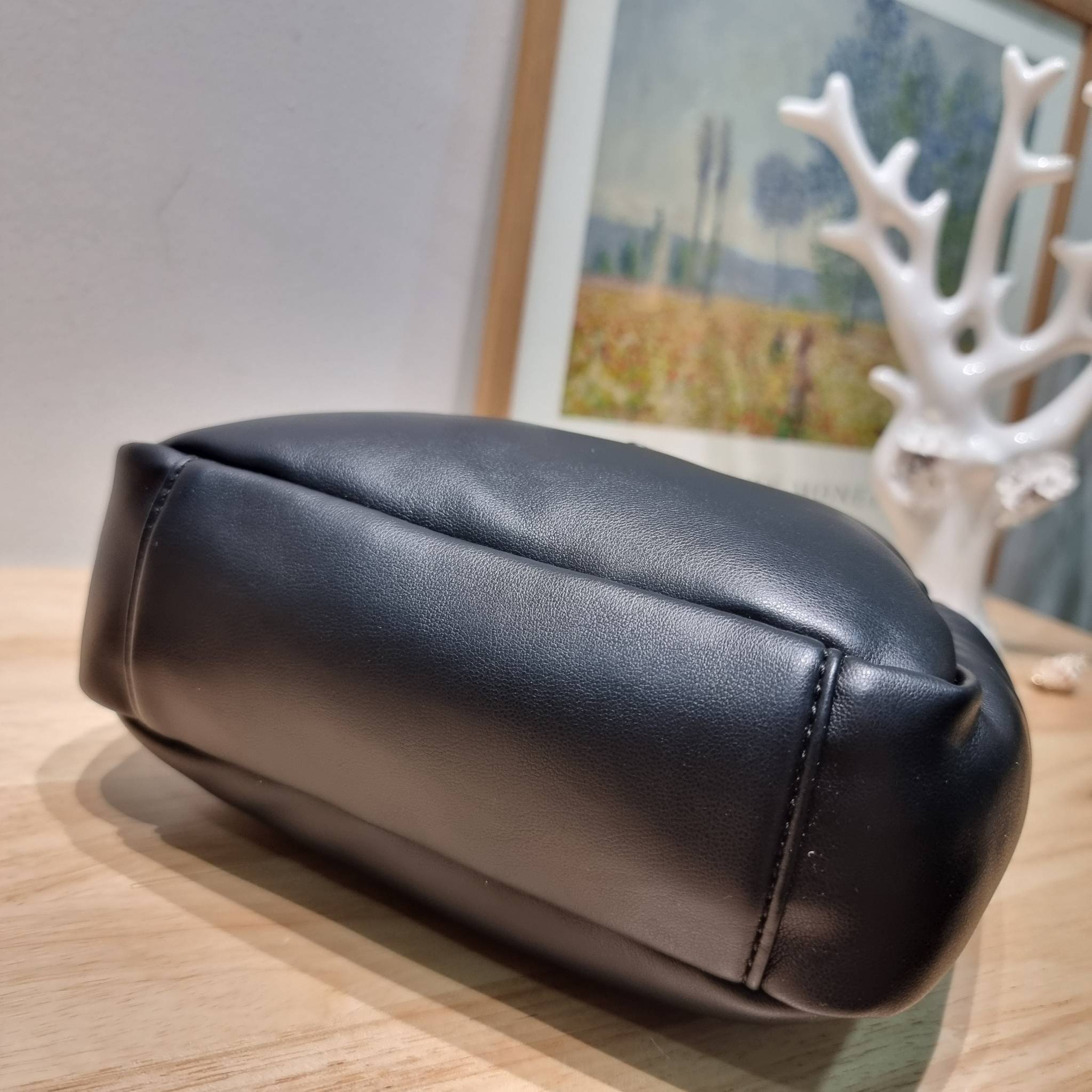 PRADA Small padded Soft nappa-leather bag พร้อมส่ง 4 สี น้องใหม่ล่าสุด กับคอลเลคชั่นที่ทำออกมาตอบโจทย์ได้ทุกไลฟ์สไตล์ **ราคาพิเศษสุดคุ้ม งานสวยเกินราคา