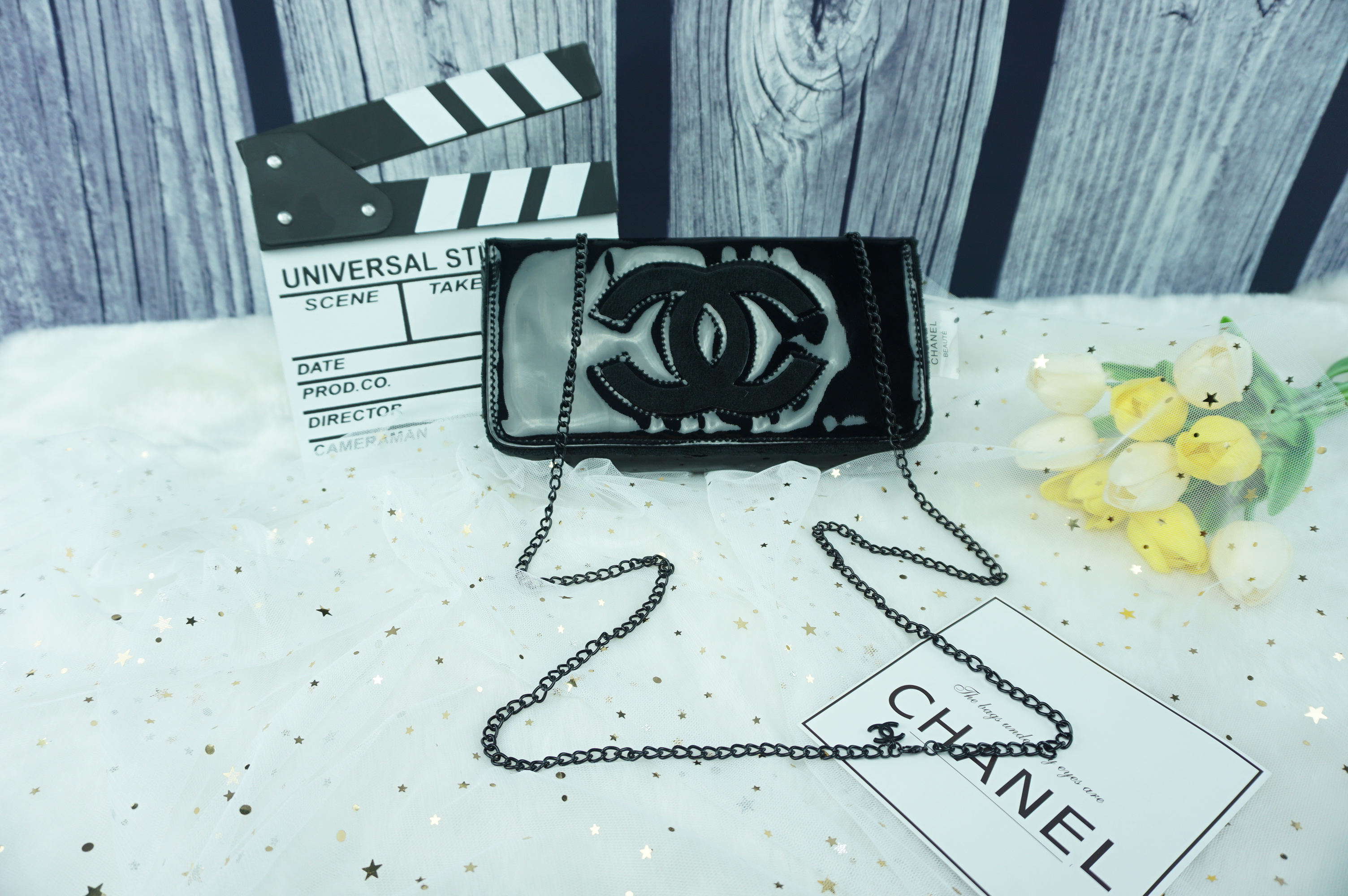Chanel clutch & shoulder bag งานพรีเมี่ยมกิ้ฟจากเคาเตอร์ต่างประเทศ จากแบรนด์ Chanel ของแท้ไม่ใช่เกรดก้อป เป็นกระเป๋าหนังแก้วเงา ตามแบบฉบับของแบรนด์ ตัวกระเป๋าขนาดกำลังดี ใส่มือถือได้ทุกรุ่น สามารถเก็บสายถือเป็นคลัชออกงานได้ หรือสะพายไหล่ได้