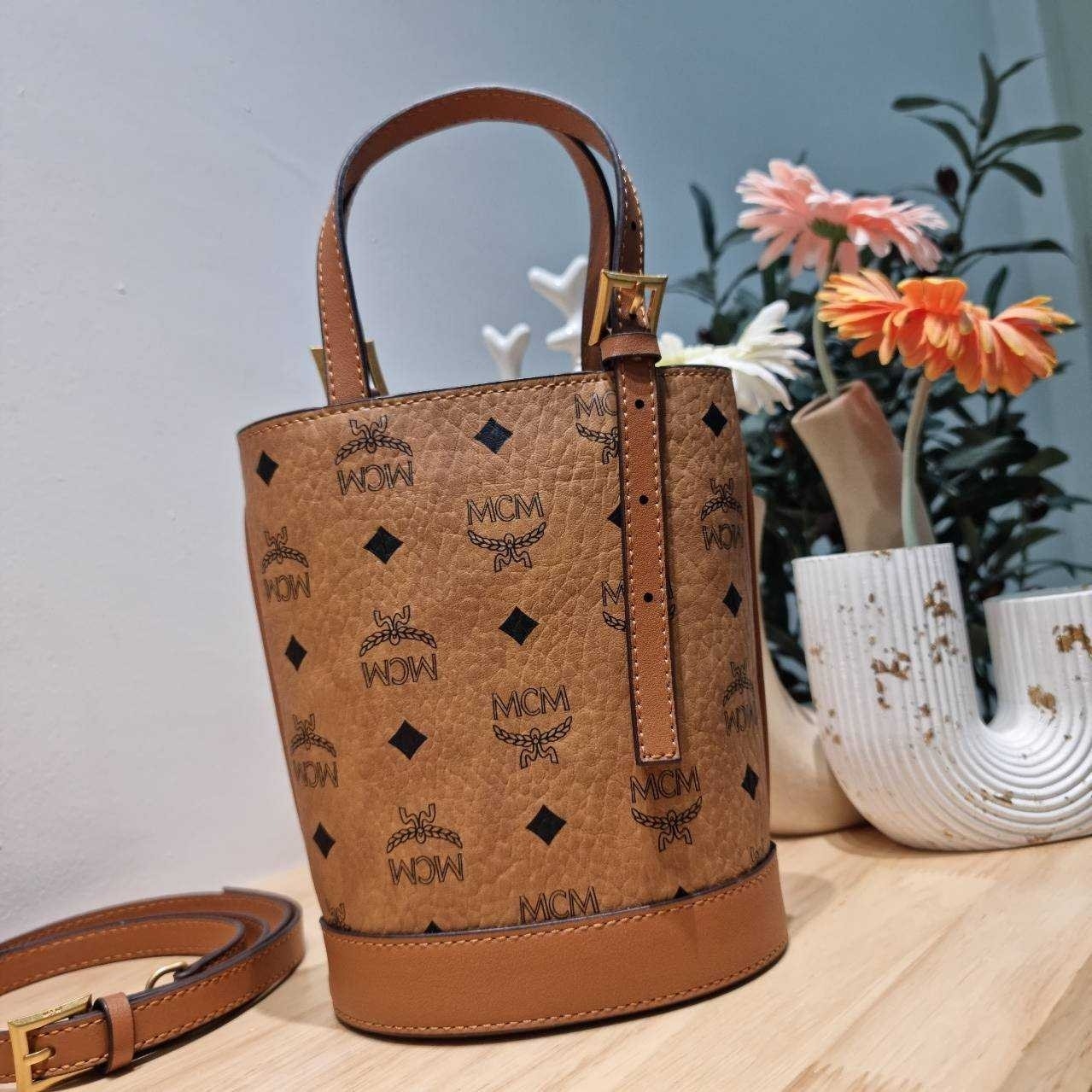 M.C.M AREN BUCKET TOTE IN VISETOS กระเป๋าทรงบัคเก็ต ขนาดกำลังสวย ไอเท็มใหม่ เกรดท็อปออริ 1:1 สลับแท้ ใช้งานต่างประเทศได้