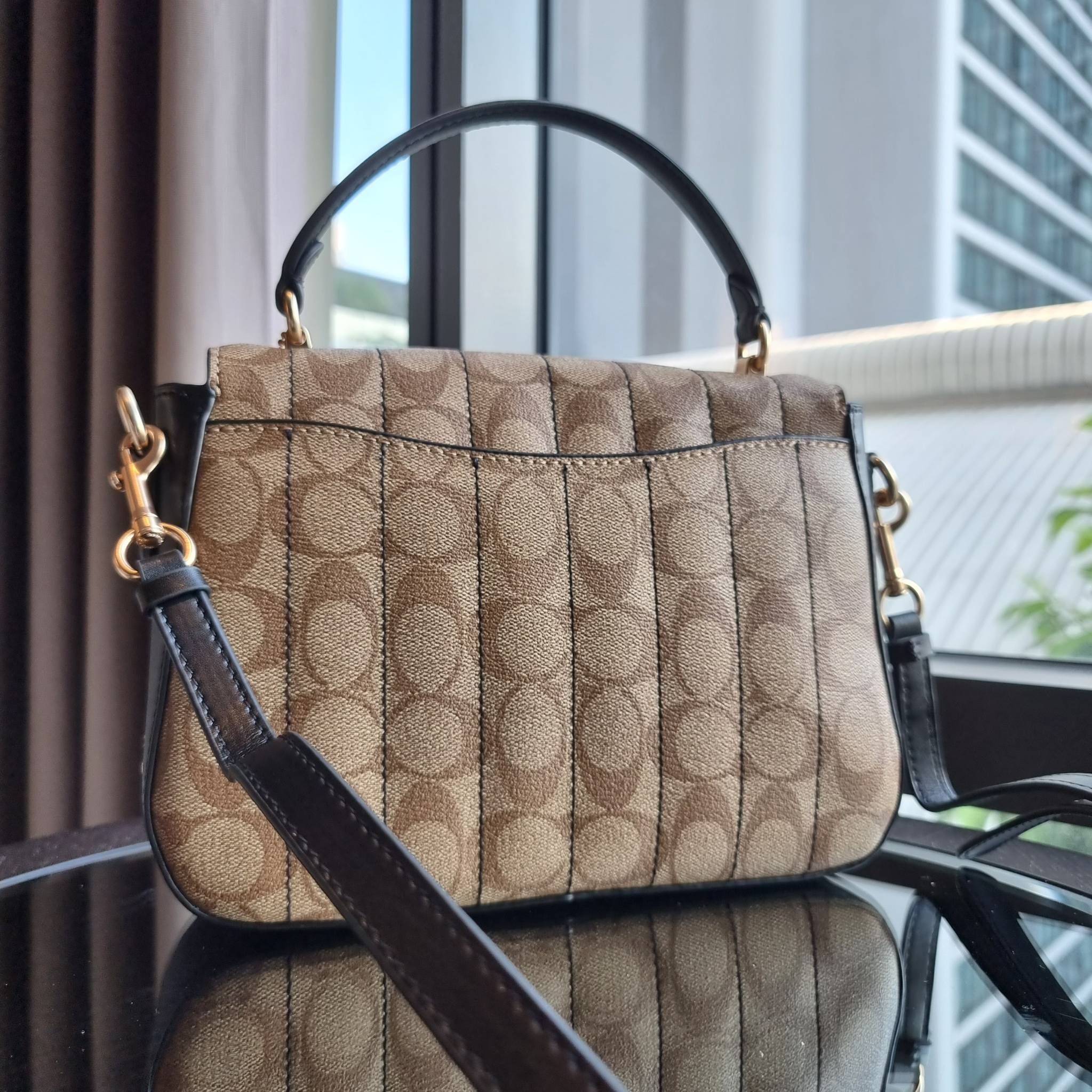 OUTLET 】COACH C5645 MARLIE TOP HANDLE SATCHEL IN SIGNATURE CANVAS WITH QUILTING ดีไซน์ใหม่ กระเป๋าถือ/สะพายข้าง ออกแบบมาไม่เหมือนใคร โดดเด่นด้วยการเย็บบุหนัง โชว์ดีเทลลายเส้น ตกแต่งโลโก้ด้านข้างอะไหล่ทอง วัสดุหนังแคนวาสสลับหนังแท้ เปิด-ปิดด้วยตัวล็อคแน่นห