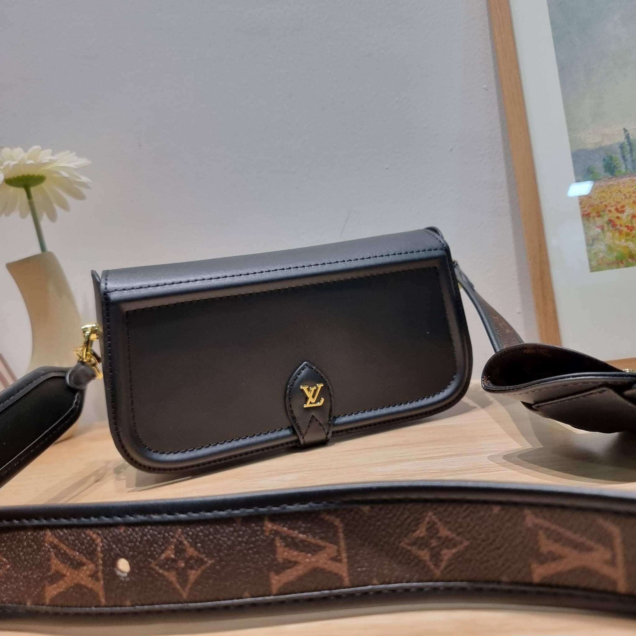 LV officier crossbody bag / LV Officier Pouch With Strap กระเป๋าสะพายเรียบหรู ดีไซน์เรียบง่าย ใช้งานสะดวก พร้อมใบลูกน่ารัก และสายสะพายเส้นใหญ่ ทนทาน แน่นหนา วัสดุหนังเรียบสวย