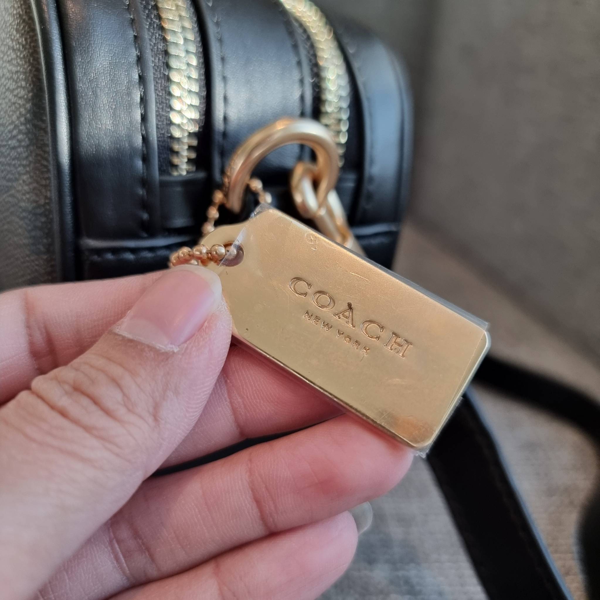 OUTLET 】COACH F68168 JES CROSSBODY IN SIGNATURE CANVAS รุ่นยอดฮิต!! กระเป๋าสะพายข้าง รุ่น 2 ซิป ใบใหญ่จุใจ สีคลาสสิคขายดี!! วัสดุหนังแคนวาสเคลือบลาย เปิด-ปิดด้วยซิป 2 ช่องหลัก ใช้งานง่าย ทรงสวยมากๆรุ่นนี้ มาพร้อมสายสะพาย crossbody ปรับได้ตามตัว ภายในใส่ขอ