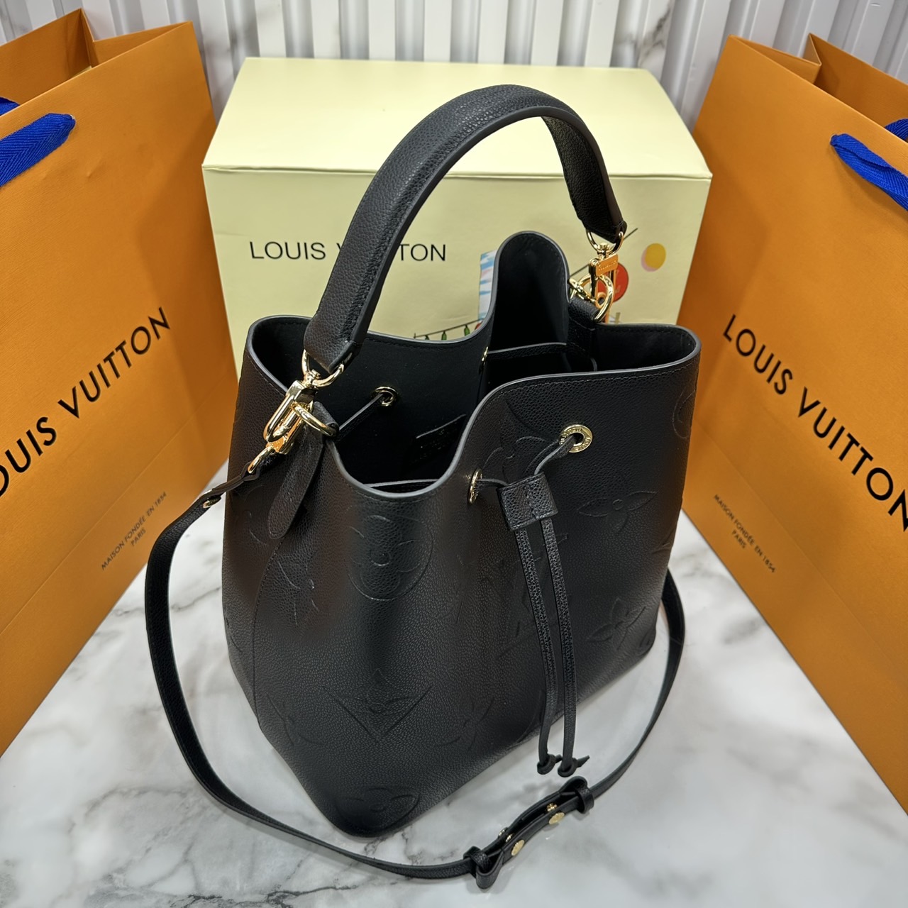 ORI หนังแท้ | LV NeoNoe MM Bucket bag Monogram Flower กระเป๋าสะพายทรงบัคเก็ต เอกลักษณ์ LV และลาย Monogram Flower อันโดดเด่นเพิ่มสไตล์ มีเสน่ห์ชวนหลงใหล