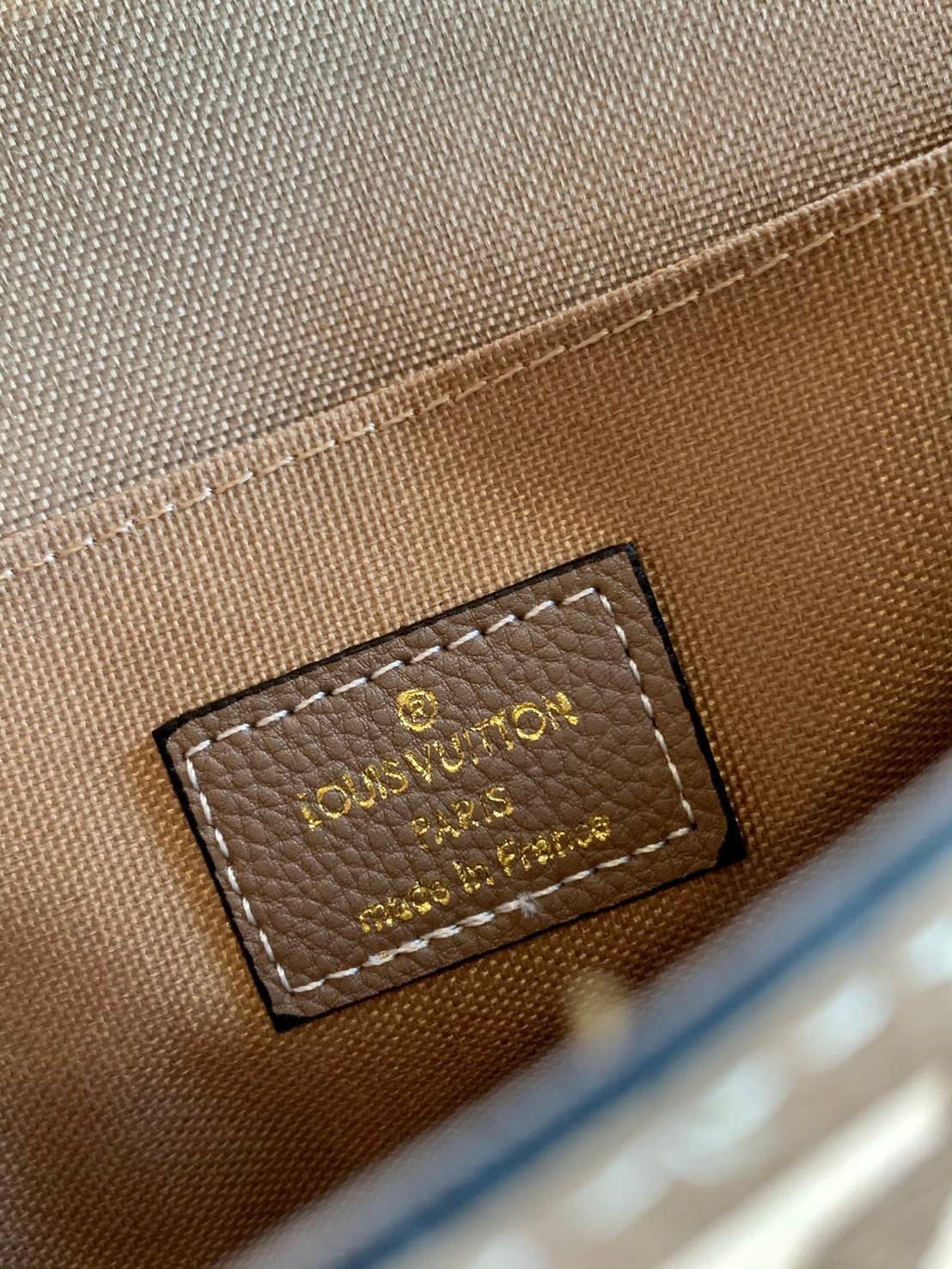 VIP 】Louis Vuitton Pochette Felicie ใบจริงหนังสวยมากๆค่า! ✔️กระเป๋าแบบคลัท มีสายสะพายโซ่มาให้ด้วยค่ะ ✔️หนังแกะสังเคราะห์อย่างดี ลายหนังสวย ปั้มลายแบรนด์ทั้งใบ ✔️รุ่นนี้มาพร้อมกระเป๋าเล็ก สำหรับใส่บัตรได้1ใบ//ใส่ธนบัตรแบบมีซิปรูดอีก1ใบ