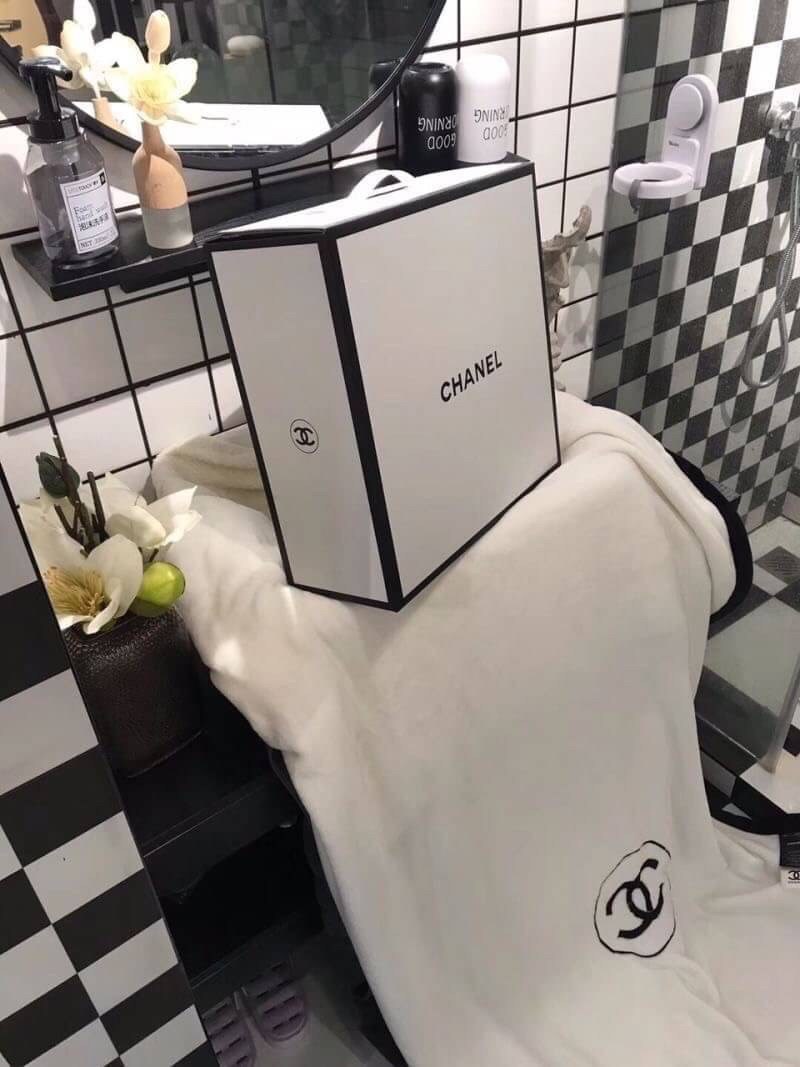 VIP GIFT 】Best Gift! Chanel Blanket พร้อมส่งไอเท็มแนะนำ ผ้าห่มนุ่มนิ่ม ขนปุยๆๆ สบายผิวมาก เนื้อผ้านิ่มฟูนุ่มใช้ได้ทุกโอกาส ขนาดกำลังดี พกพาสะดวก สามารถพกไว้ใช้ในรถ ใช้ในออฟฟิศได้ จะซื้อใช้เองหรือมอบเป็นของขวัญก็ดูดีพร้อมส่งที่ไทย ราคาสุดคุ้มไม่ต้องรอพรีฯ