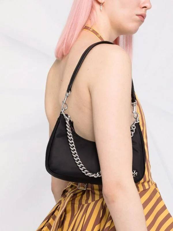 TORY BURCH MERCER NYLON SMALL SHOULDER BAG ใหม่ก่อนใคร!! กับคอลหวานๆ สดใสๆ กระเป๋าสะพายทรงโฮโบ ขนาดกะทัดรัด ฟังก์ชั่นการใช้งานจัดแบบเต็มที่ ด้วยสายสะพายถึง 3 เส้น สายโซ่คล้องแขน สายหนังแบบสั้นคล้องไหล่ และสายสปอร์ตเส้นใหญ่ ดูดี!! คุ่มแค่ไหนคิดดู!! วัสดุผ้