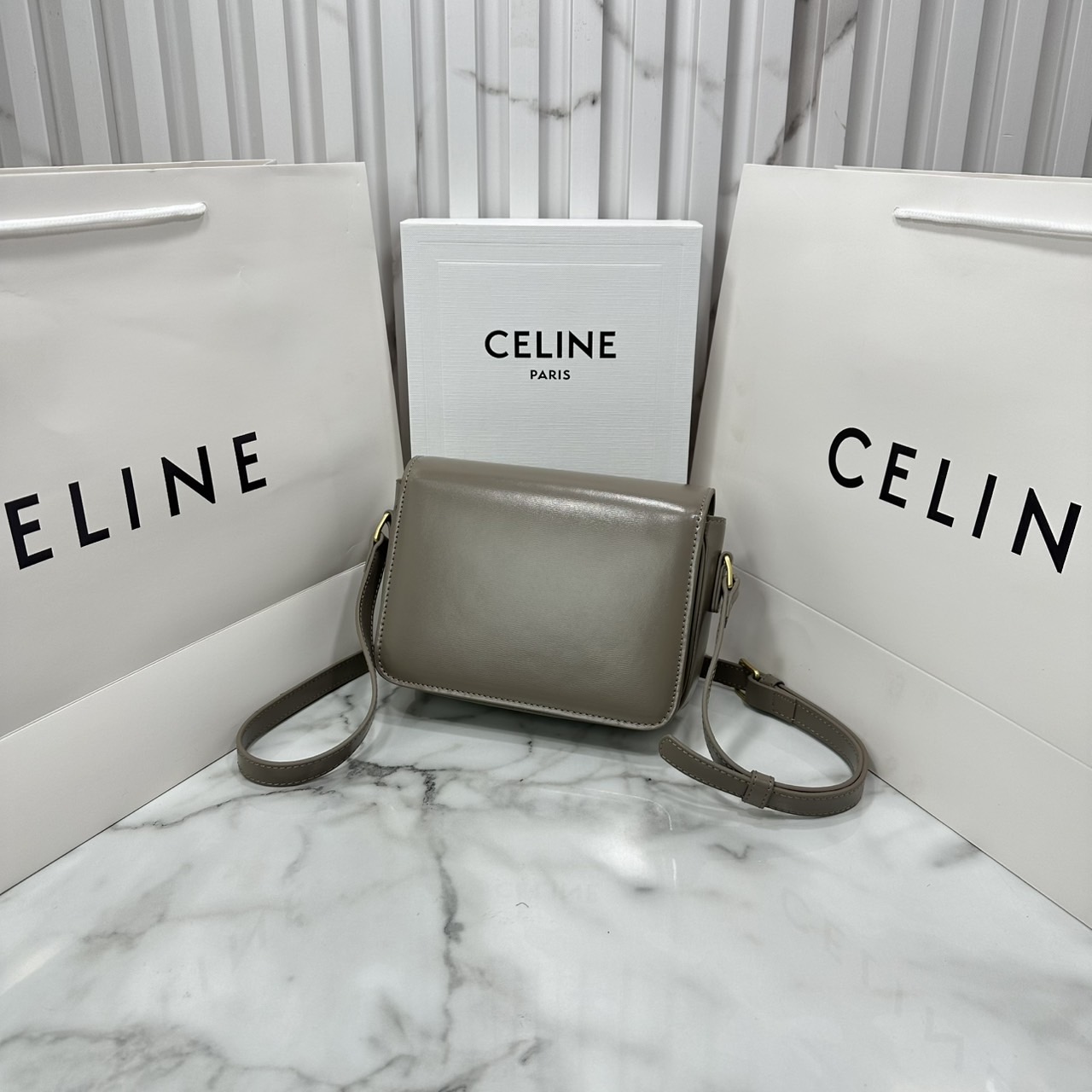 ORI หนังแท้ | 7" CELINE TRIOMPHE TEEN BAG in glossy leather กระเป๋าสะพายรุ่นยอดนิยม ถ่ายทอดให้เห็นถึงแก่นแท้ของสไตล์แบบ CELINE งานหนังเรียบเงาสวยหรูหรา
