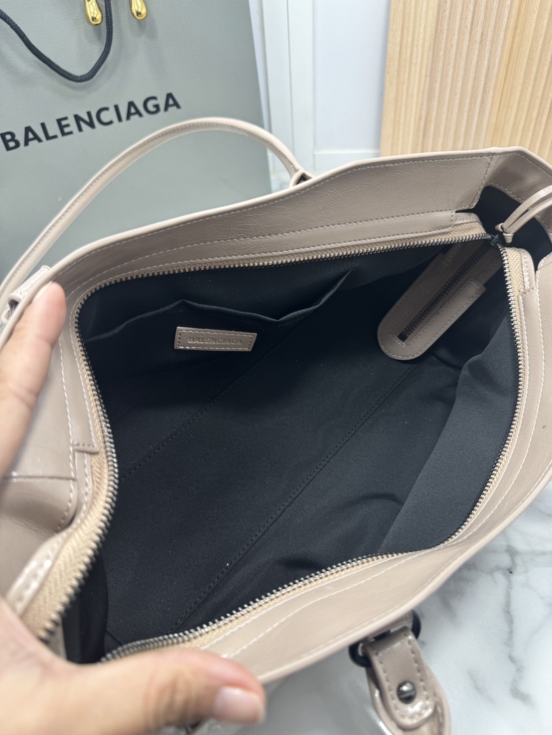 ORI หนังแท้ | Balenciaga Le City Bag East-west Bag 32cm กระเป๋าถือ/สะพายข้างทรงยาวดีไซน์โดดเด่นสวยเท่ล้ำสมัย ที่สุดแห่งความไอคอนิกไม่เหมือนใคร มีกิมมิคและลูกเล่นแพรวพราว