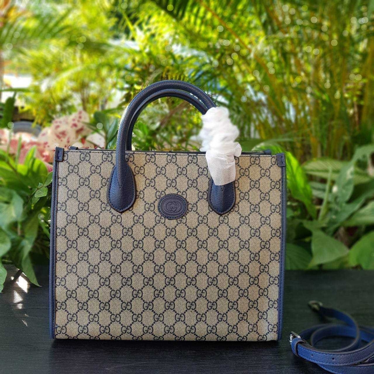 GUCCI Small tote bag with Interlocking G กระเป๋าทรงTOTE ใบใหญ่สุดหรูหรา คลาสสิค จุของได้เยอะ มาพร้อมสายสะพายยาว สามารถถอดเก็บได้ ใช้ได้ทุกโอกาส เป็นอีกรุ่นที่โดดเด่นมากๆ