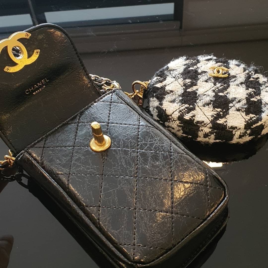 รุ่นขายดี!! CHANEL VIP WOC BAG / Chanel Phone Bag ขนาดกำลังดี วัสดุหนังเรียบพิมพ์ลายยับ เปิดปิดด้วยตัวล้อคปั้มแบรนด์ อะไหล่ทอง ลายวินเทจ