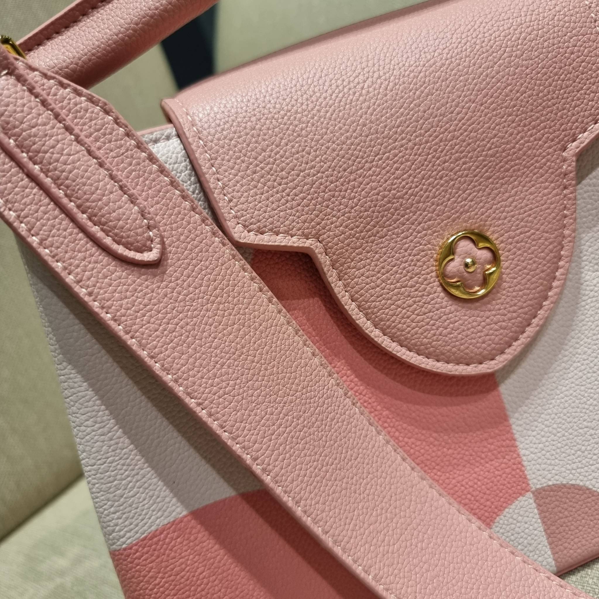 LV capucines top handle ที่สุดของความสวยในราคาเบาๆ กระเป๋าถือสุดหรู ดีไซน์ทรงคลาสสิค พร้อมลวดลายหรูหรา มาพร้อมหูจับในตัว ด้วยรูปทรงวินเทจและวัสดุหนังลูกวัว สัมผัสดี ขับผิว ทำให้ไอเท็มนี้สะกดทุกสายตาจริงๆ และยังมีลูกเล่นที่ฝาปิดกระเป๋า ที่สามารถปิด หรือสอด