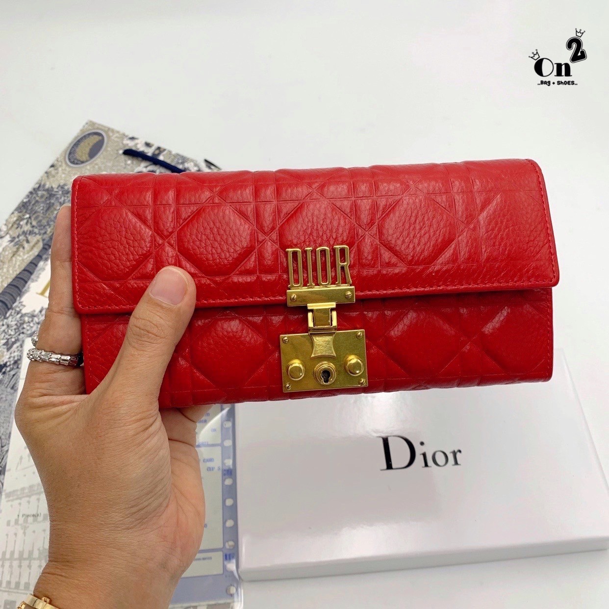 Dior Long Wallet กระเป๋าสตางค์ใบยาวทรงคลัช งานสวยหนังนิ่มมาก มาพร้อมอะไหล่สีทองหรูหรา ด้านในมี 3 ช่องใช้งาน งานจริงคือสวยมาก มาให้สาวๆเลือกใช้กัน 3 โทนสี ราคาดีย์มากกน้าาา