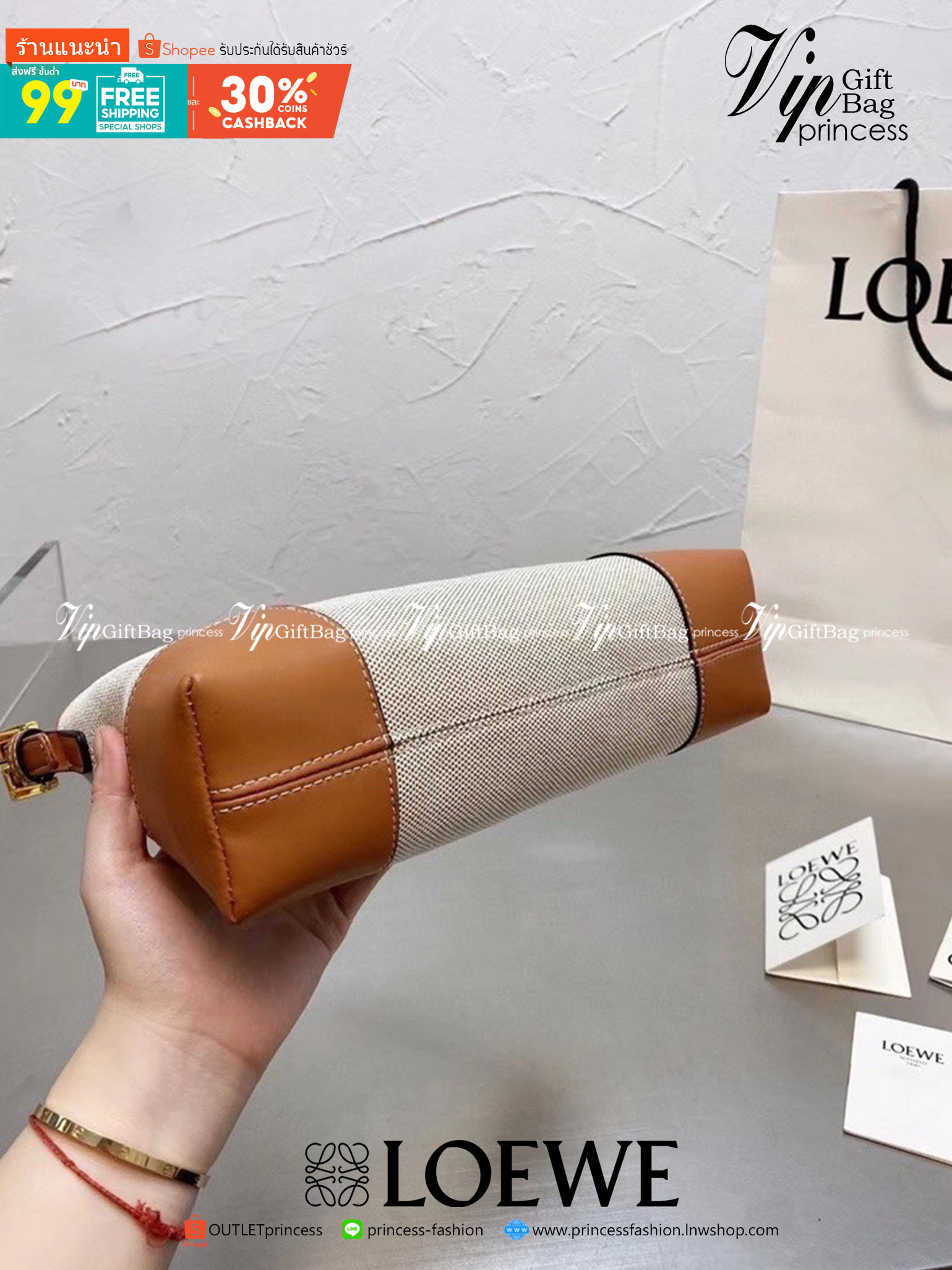 VIP 】LOEWE SHOULDER BAG VIP GIFT WITH PURCHASE (GWP) พรีเมี่ยมกิ๊ฟ Limited จาก LOEWE PERFUME DUTYFREE COUNTER รุ่นใหม่วัสดุ Canvas Fabric ผสมผสานหนังแท้ CalfSkin ดีไซน์และโทนสีลงตัวสุดคลาสสิค เปิดปิดด้วยซิปแบรนด์อะไหล่ทอง ภายในโล่งกว้างซับในผ้าฝ้ายลายก้าง
