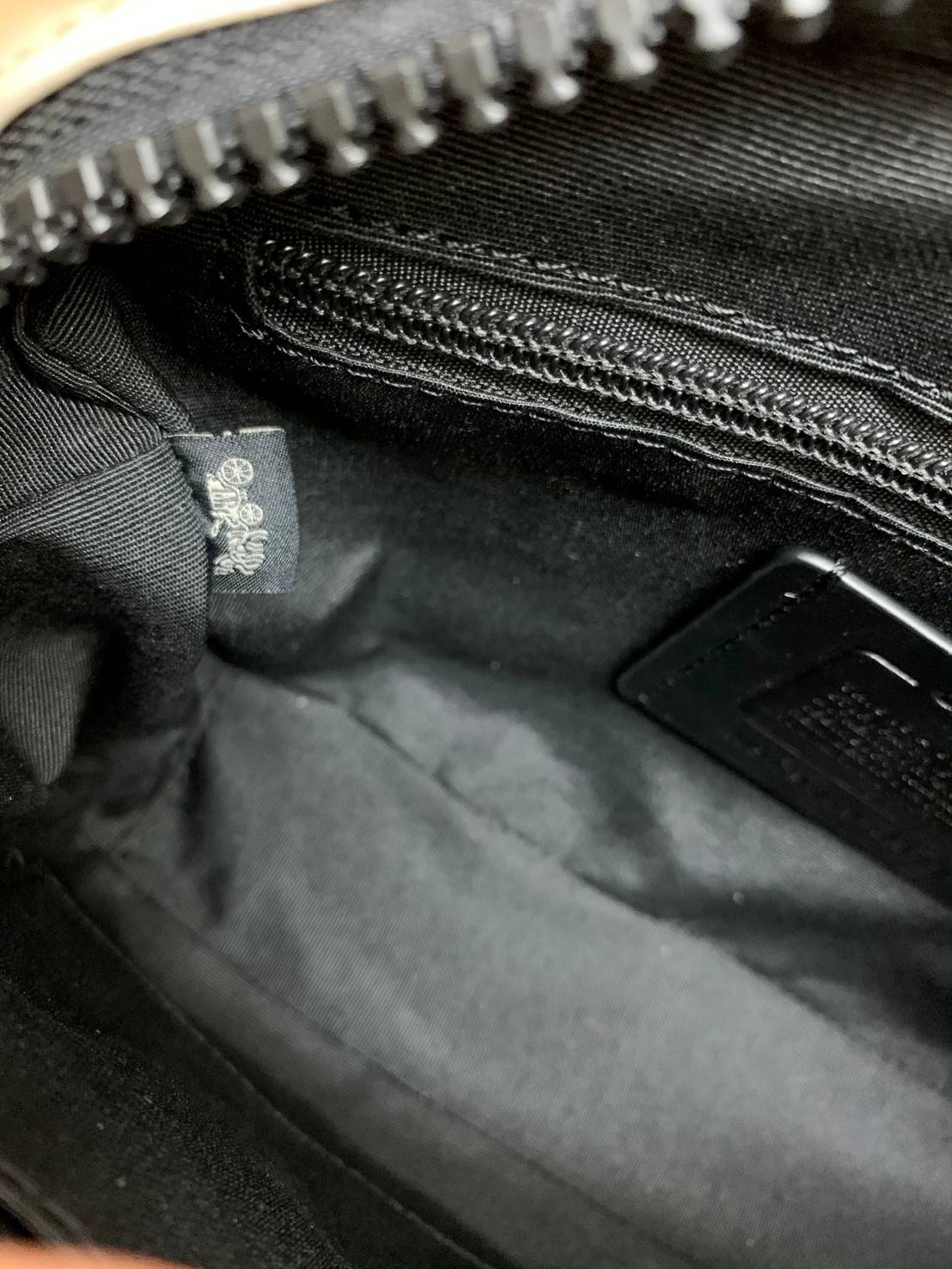 COACH EDGE CROSSBODY IN SIGNATURE CANVAS ((2338//2945)) 🌈สินค้าออกใหม่ พร้อมส่งค่ะ! กระเป๋าสะพายครอสบอดี้ร์ วัสดุหนังแท้ หนังนิ่มอย่างดีค่ะ ด้านหน้ามีช่องซิปซ่อนให้หนึ่งช่อง เปิดปิดช่องหลักแบบซิปคู่ภายในกว้าง ใส่ของได้จุเลยนะคะ มีช่องซิปและช่องเล็