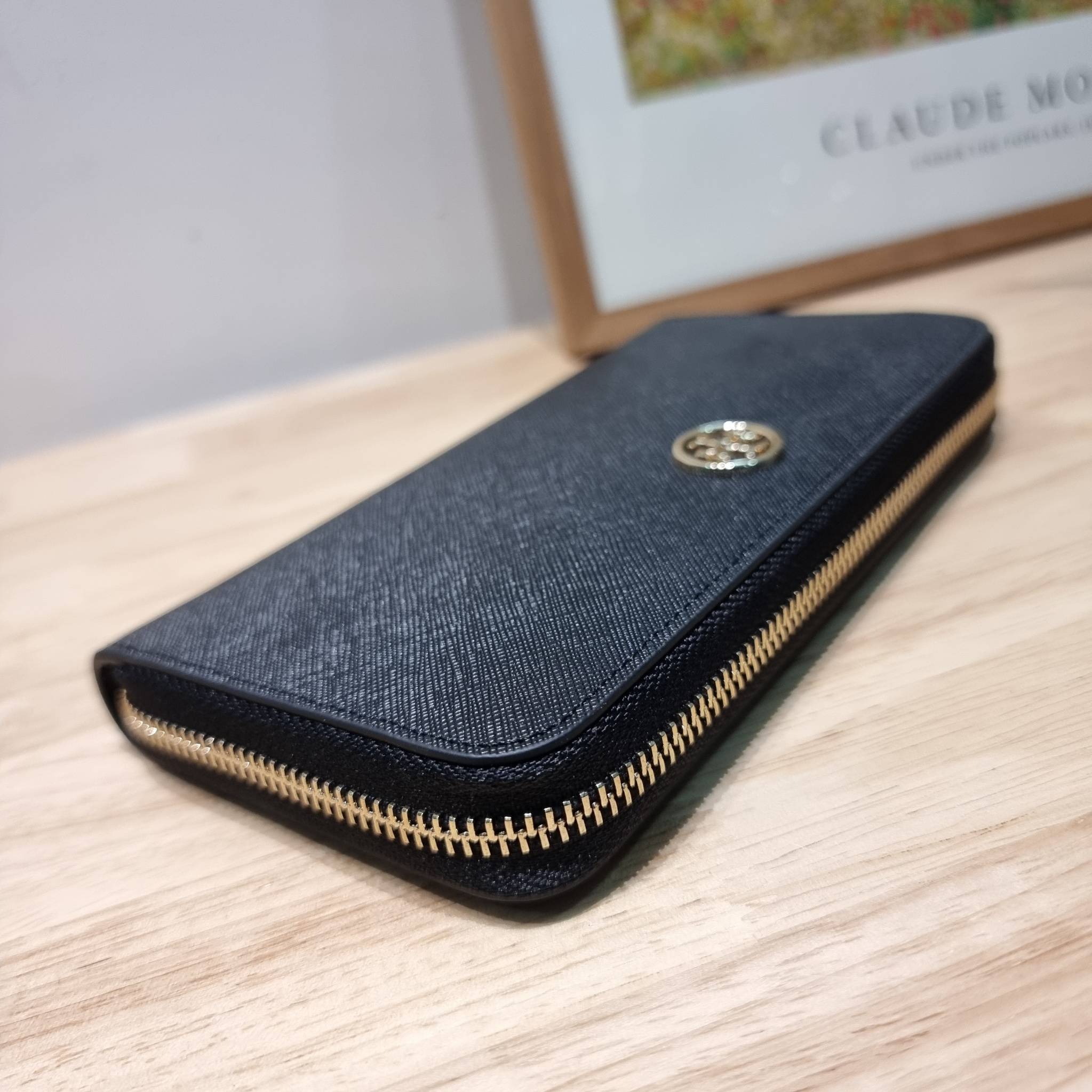 TORY BURCH ROBINSON MULTI GUSSET ZIP CONTINENTAL WALLET รุ่นหายาก พร้อมสีน่ารักน่าใช้ ต้อนรับเดือนแห่งความรัก!! กับกระเป๋าสตางค์ใบยาว ขนาดกำลังพอเหมาะ ดีไซน์เรียบหรู