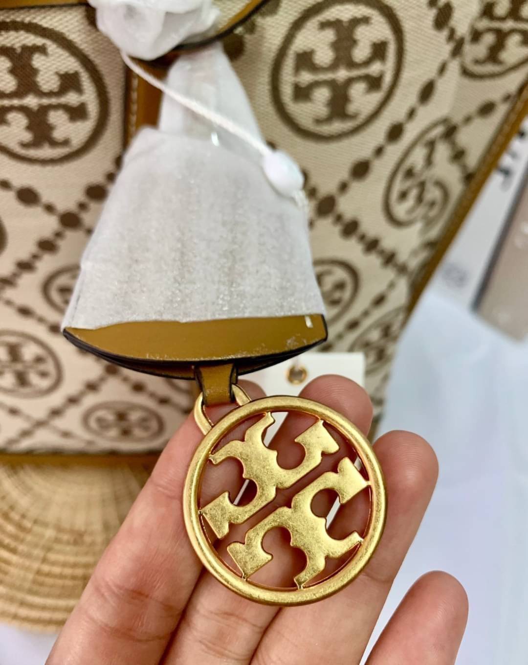 OUTLET 】หลงรักใบใหญ่ ได้ไปไม่ผิดหวังแน่นอนจร้าา😘 TORY BURCH T MONOGRAM JACQUARD TOTE BAG กลับมาอีกครั้ง พร้อมสีออกใหม่! พร้อมส่งค่ะ! กระเป๋าหิ้ว//สะพายไหล่ ใบใหญ่ แต่น้ำหนักเบา วัสดุJacquardทอลายแบรนด์+หนังแท้ ได้ลงตัวและร่วมสมัยมากๆค่ะ มีป้ายอะไห