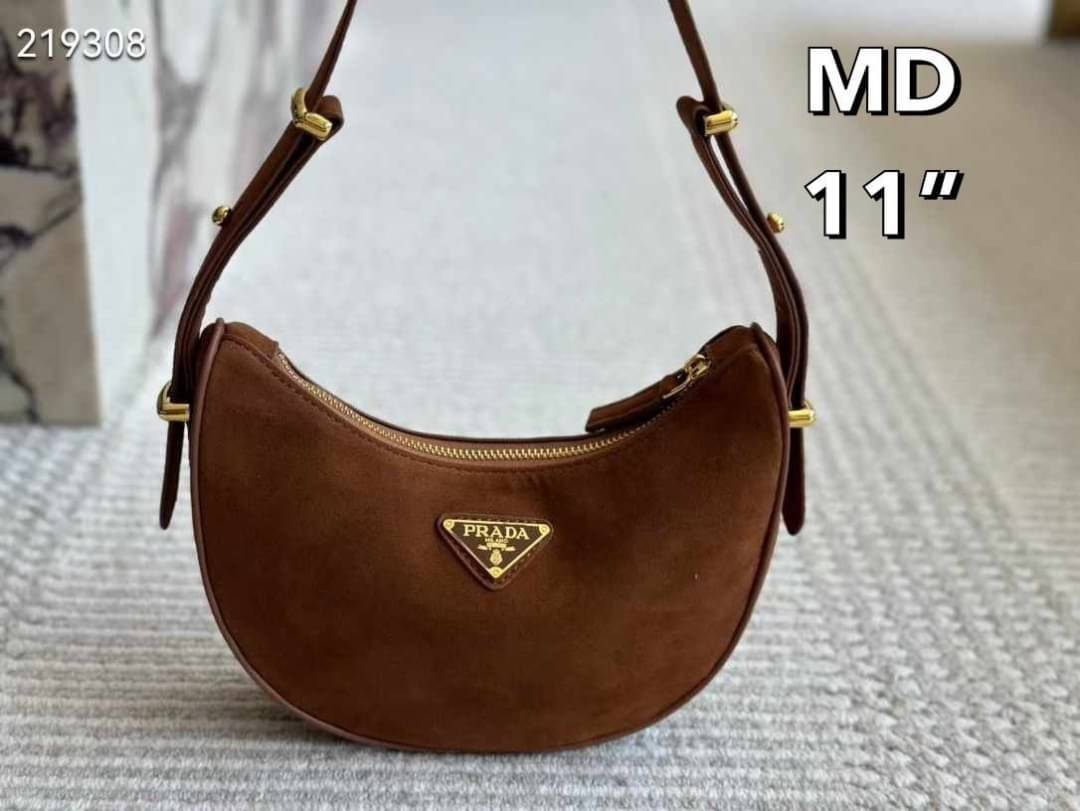 PRADA Arqué Suede Shoulder Bag Cocoa Brown กระเป๋าทรงโฮโบงานหนังกลับที่มาแรงมากๆ สวยเด่นเป็นเอกลักษณ์ ดีไซน์เรียบแต่มากมีอยู่จริง สวยดูแพง